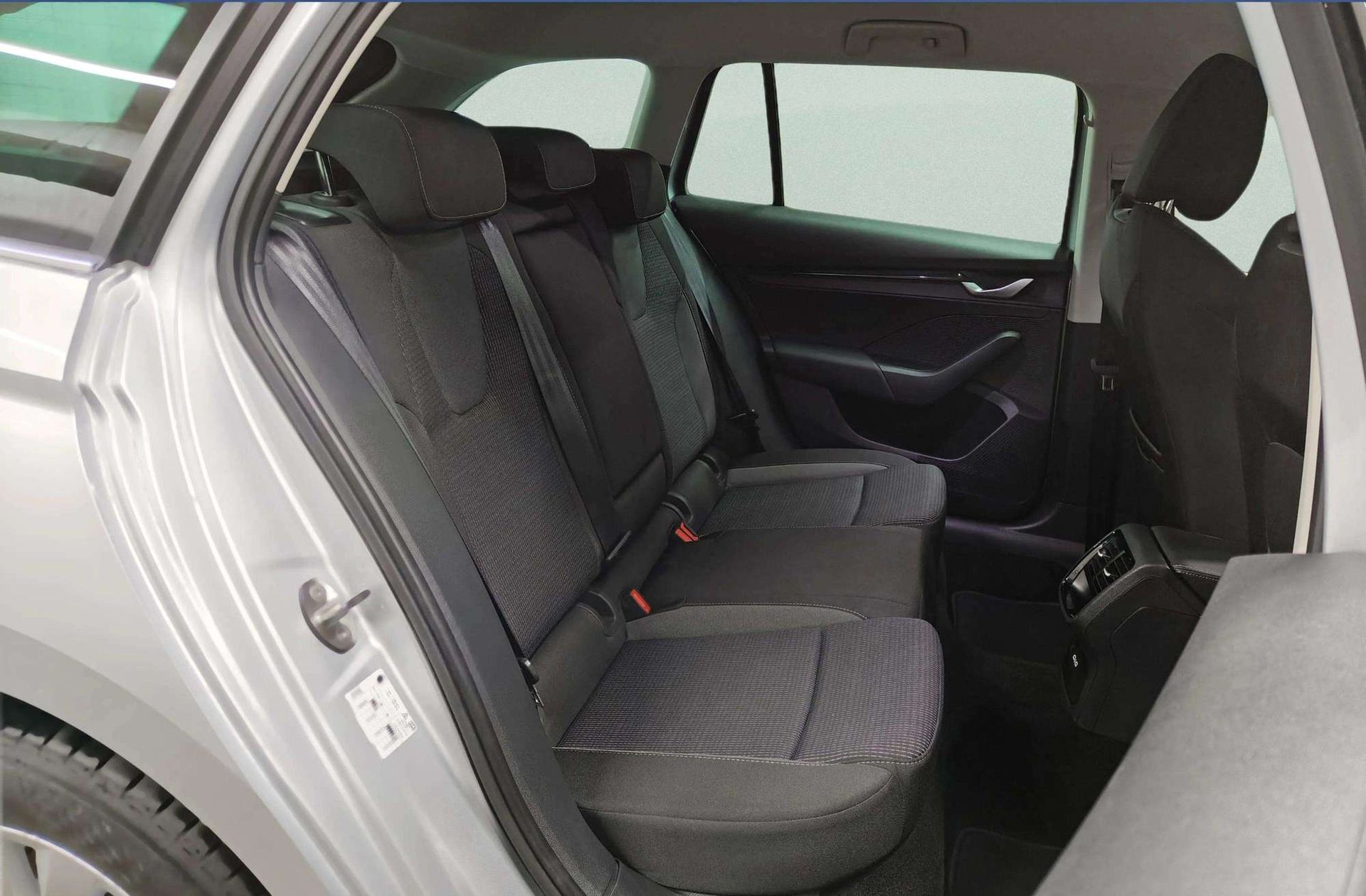 Škoda Octavia Combi 1.5 TSI m-HEV Selection DSG - foto 19