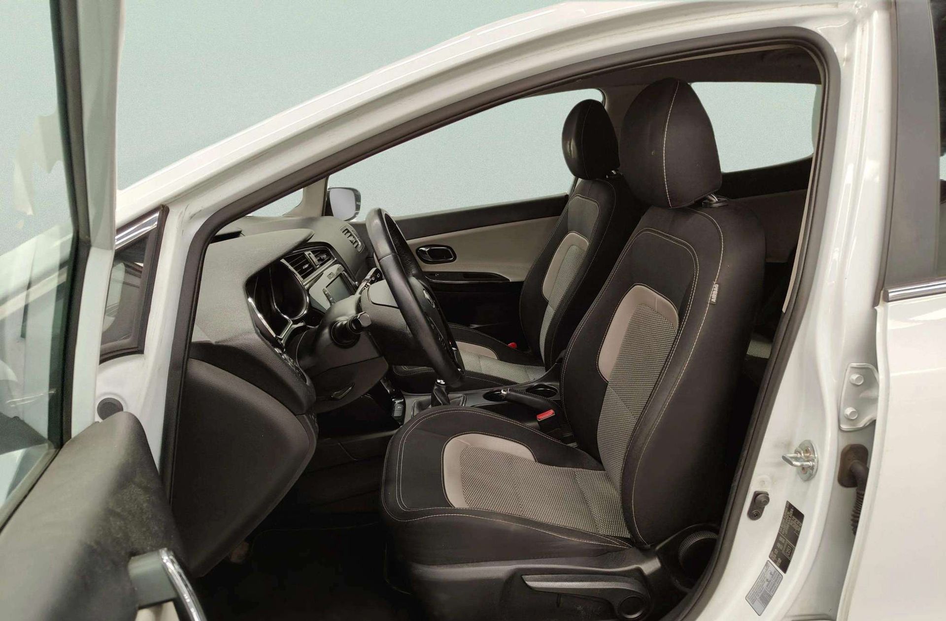 Kia Ceed 1.6 CRDi VGT x-Tech17 - foto 10