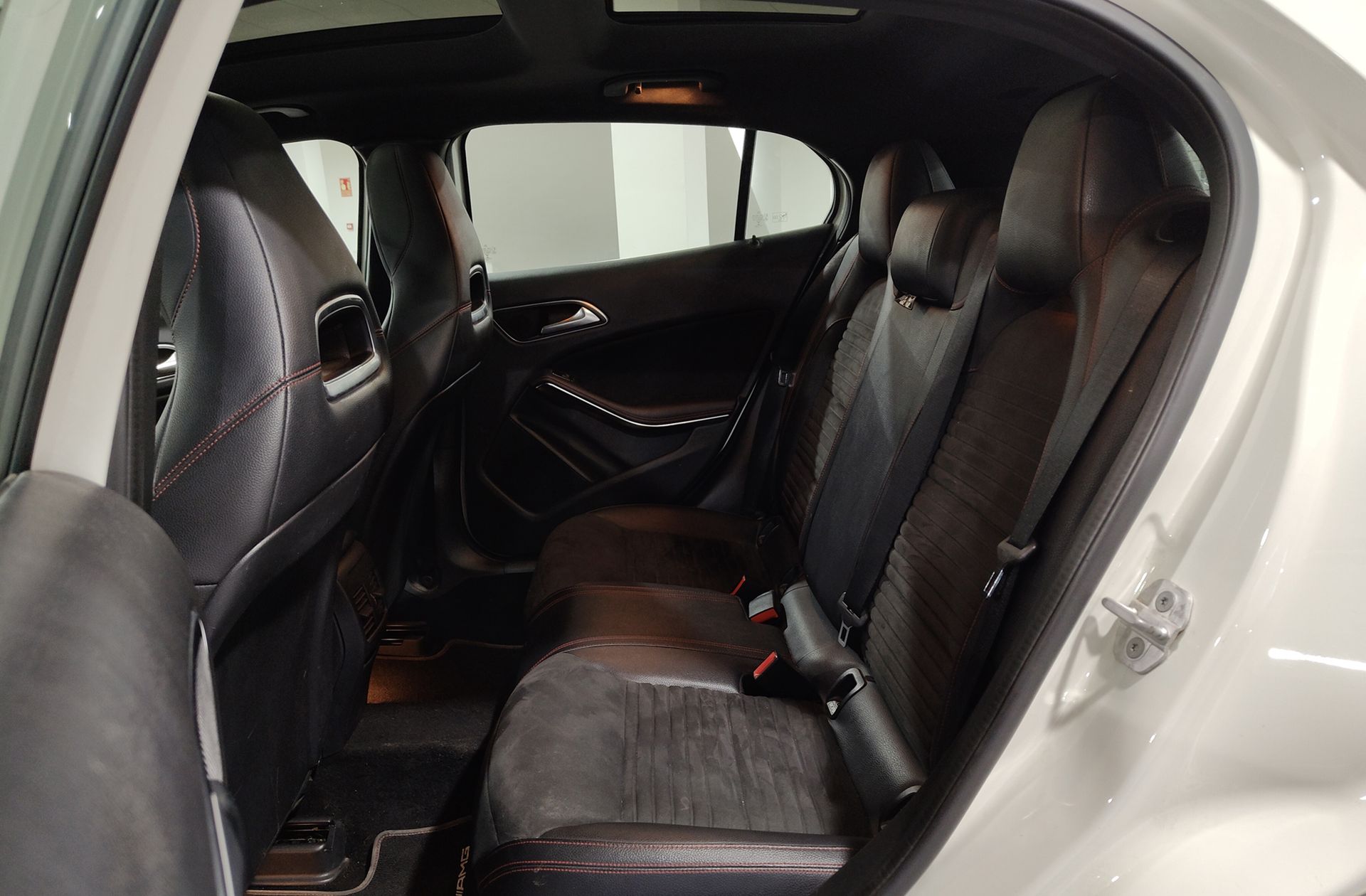 Mercedes-Benz GLA 200 d Pack AMG - foto 12