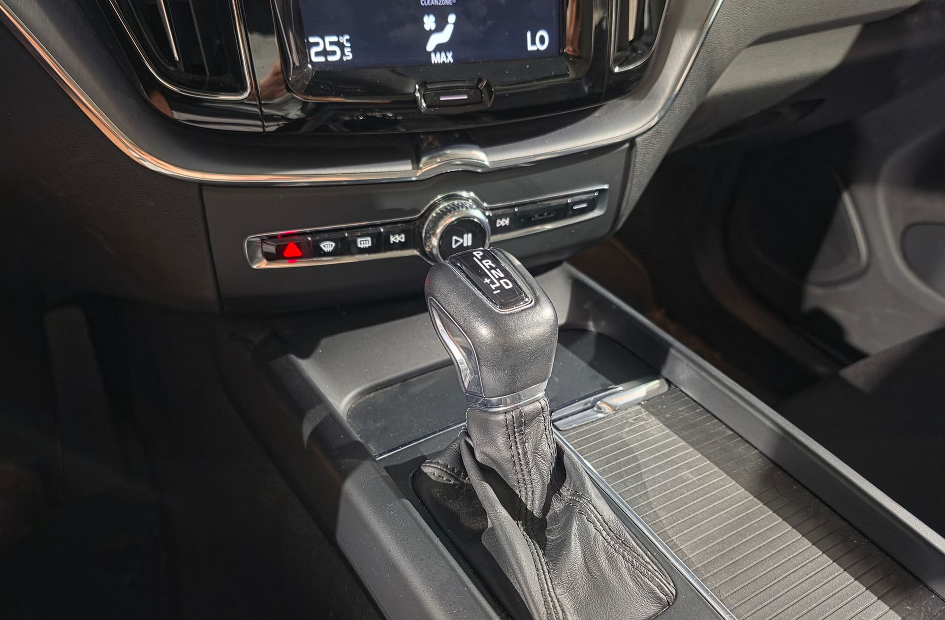 Volvo XC60 T4 Momentum - foto 5