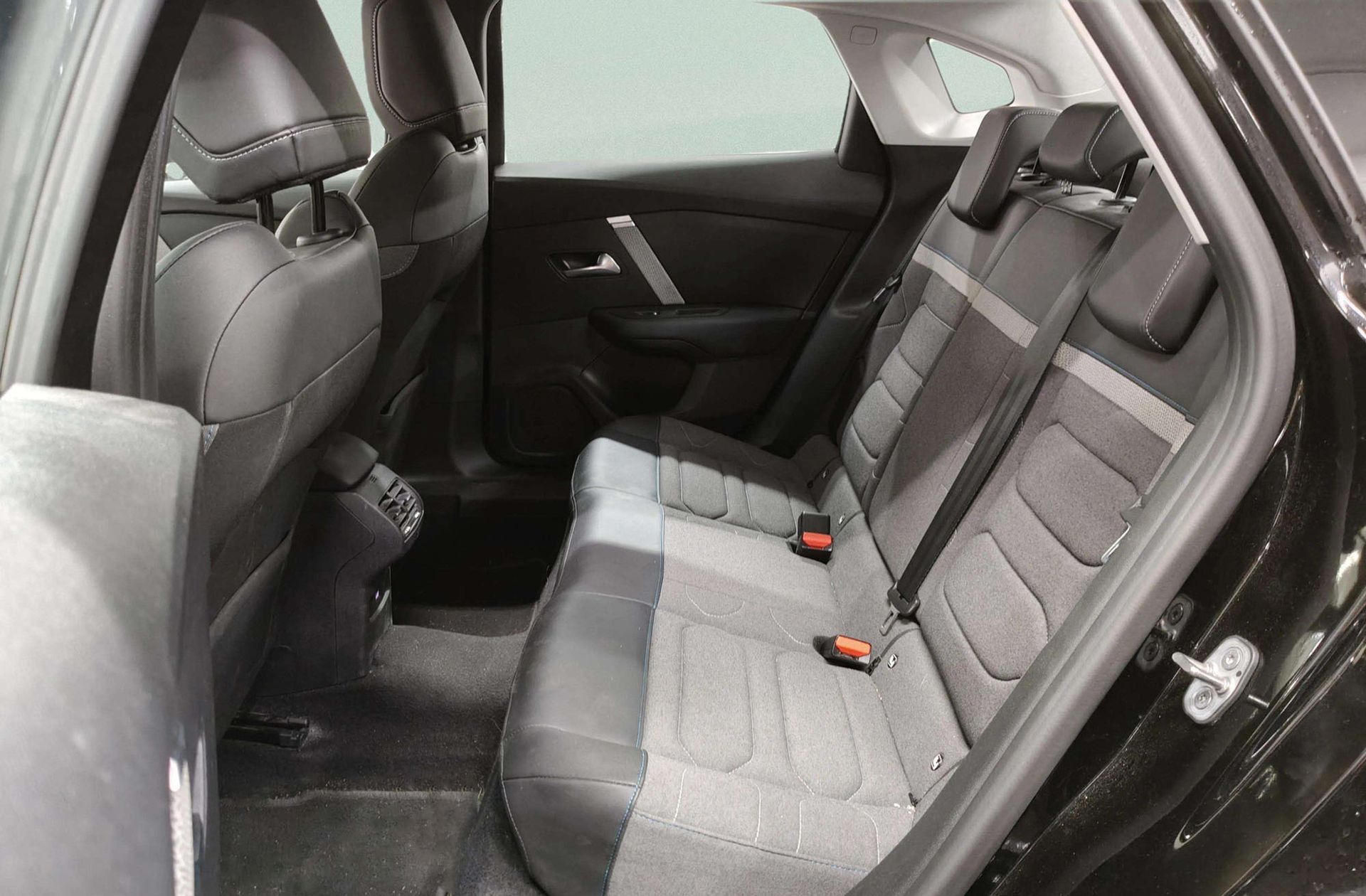 Citroën C4 X Hybrid 136 e-DCS6 Plus - foto 12