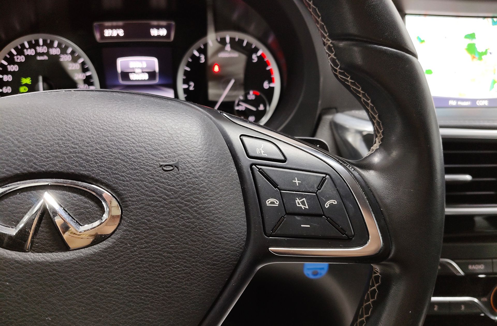 Infiniti Q30 2.2D Premium 7DCT - foto 32