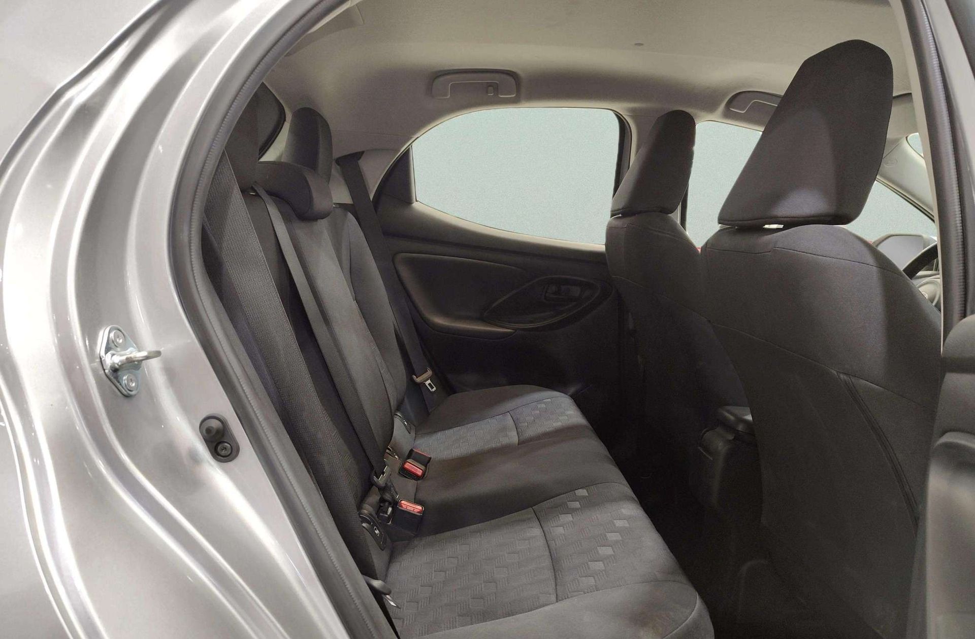 Toyota Yaris 120H Active Plus - foto 17