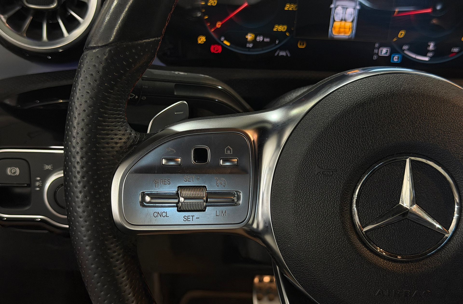 Mercedes-Benz CLA 180 Pack AMG - foto 29