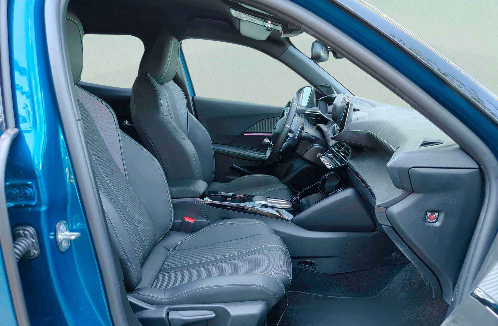 Peugeot 2008 GT Hybrid eDCS6 - foto 20