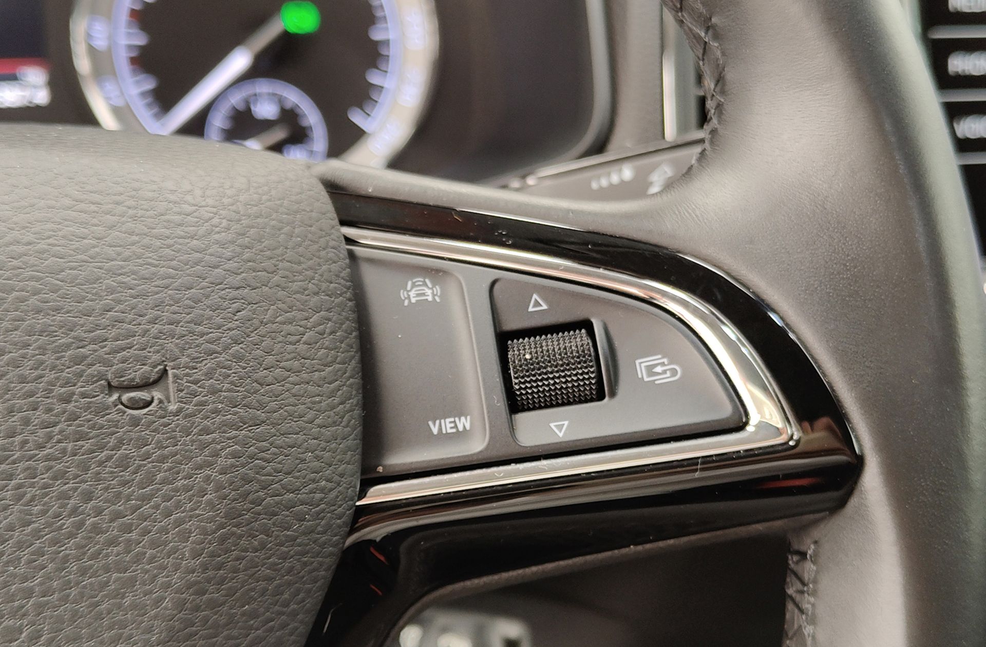 Škoda Karoq 1.5 TSI ACT Ambition DSG - foto 29