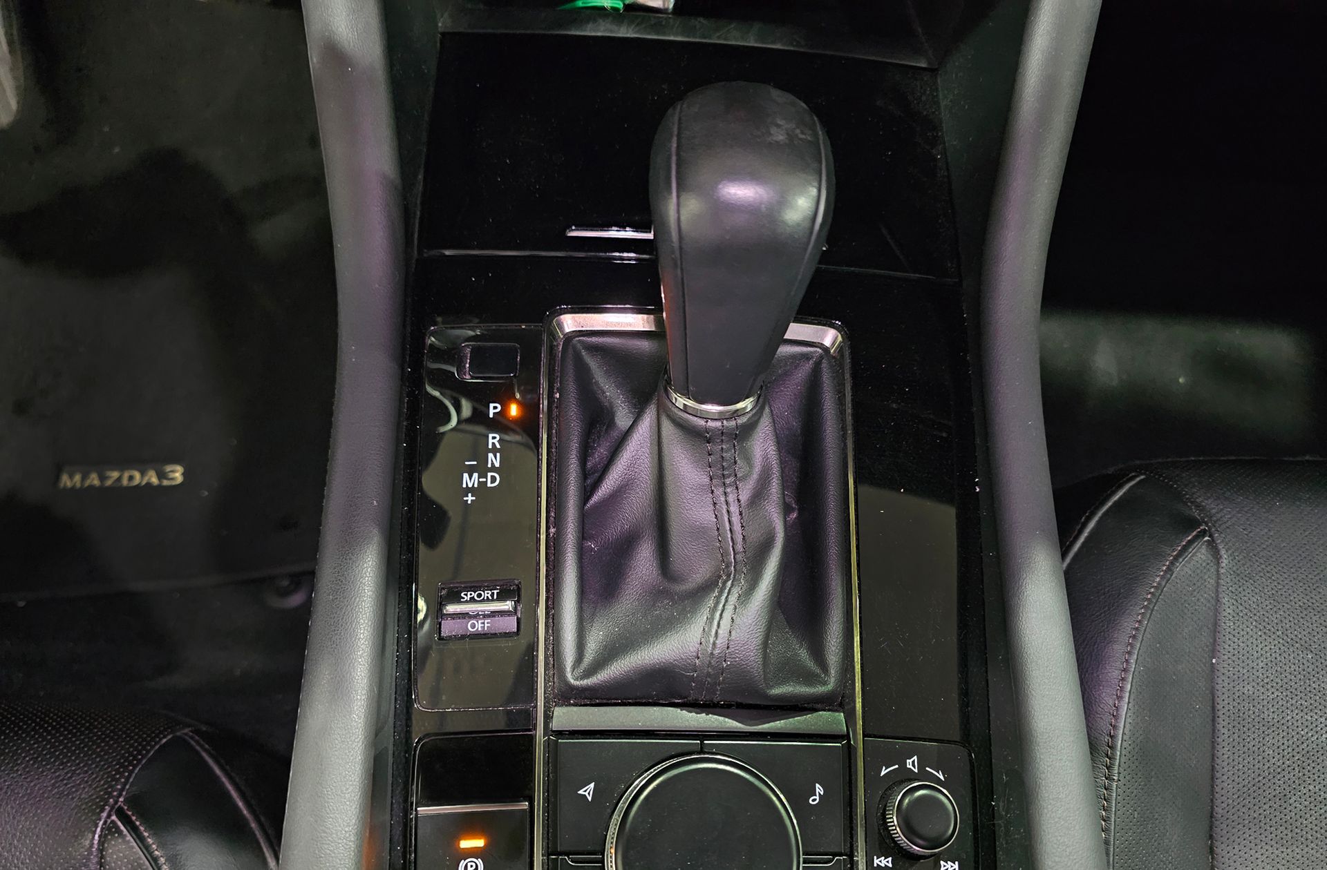 Mazda Mazda3 2.0 Sedan Skyactiv-G Zenith Safety Black - foto 5