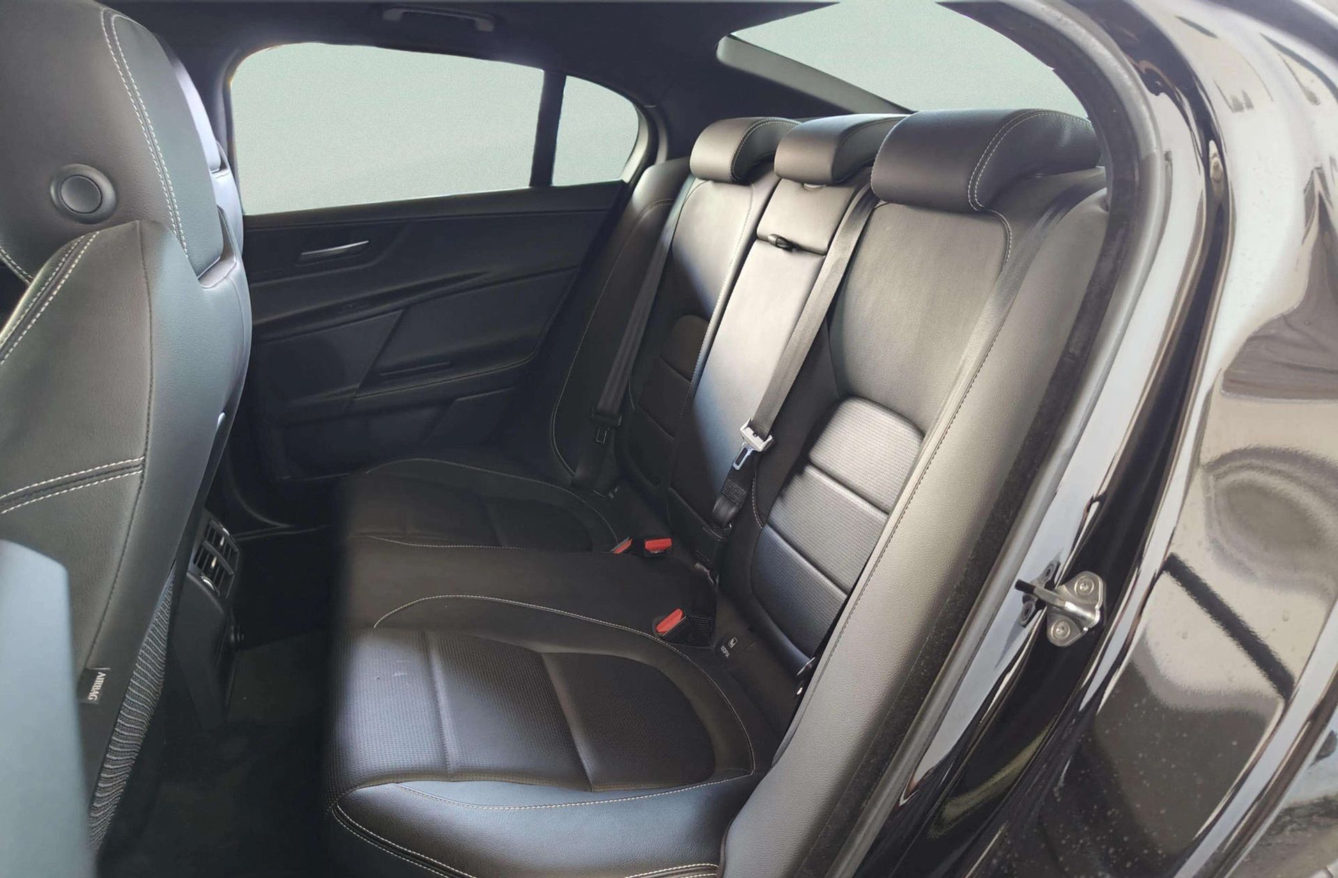 Jaguar XE 2.0 Diesel R-Sport RWD - foto 12