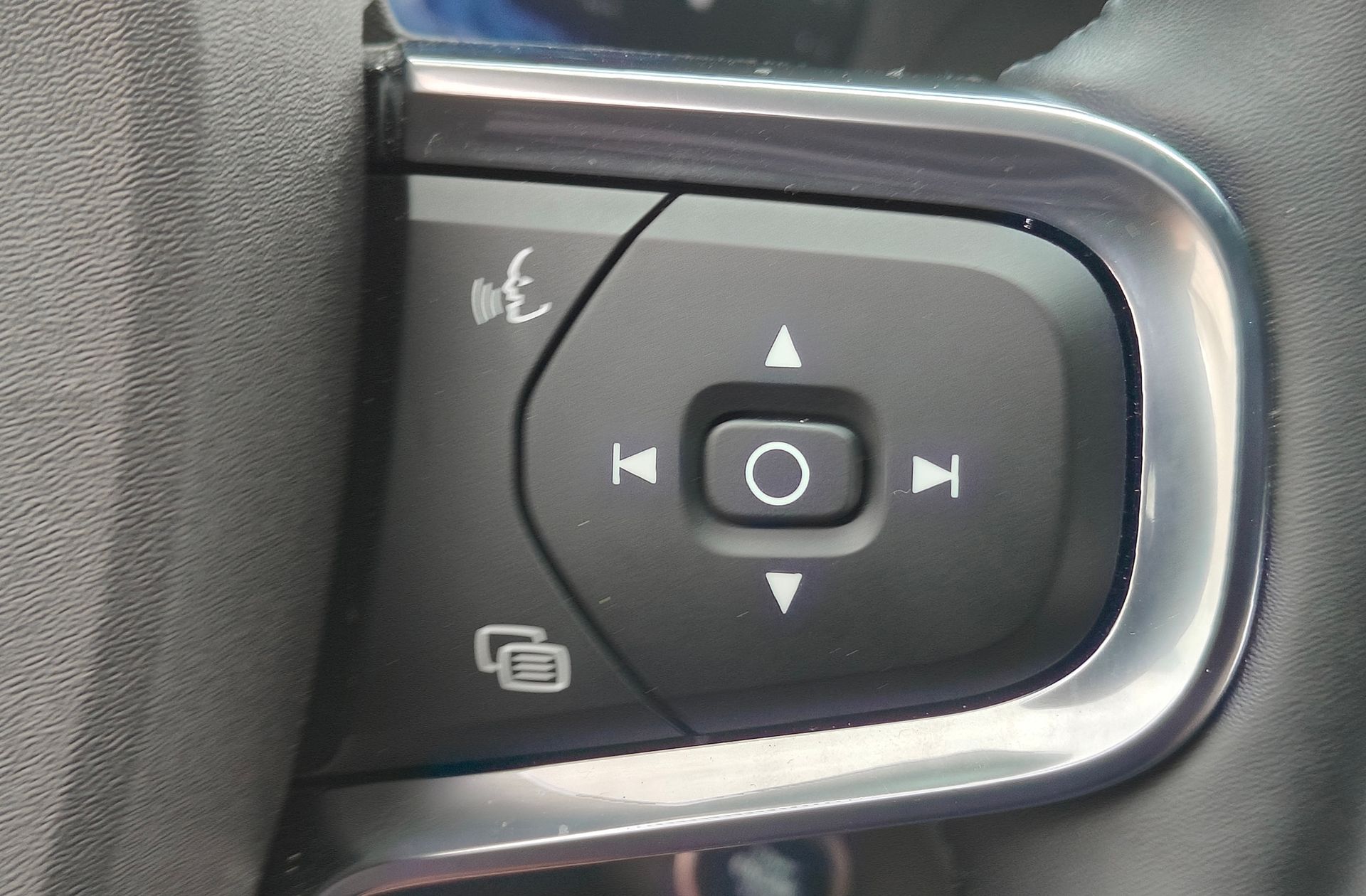 Volvo XC40 B3 Gasolina Mild hybrid Plus Dark - foto 25
