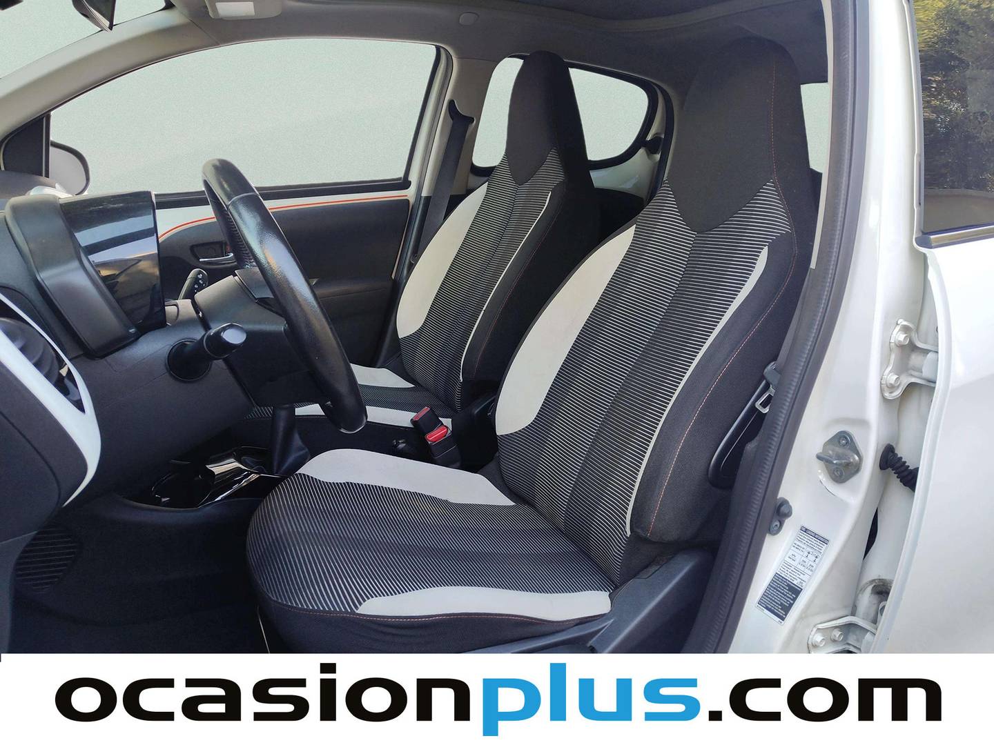 Foto asientos delanteros Peugeot 108 Peugeot 108 1.2 PureTech Roland Garros Top! (82 CV)