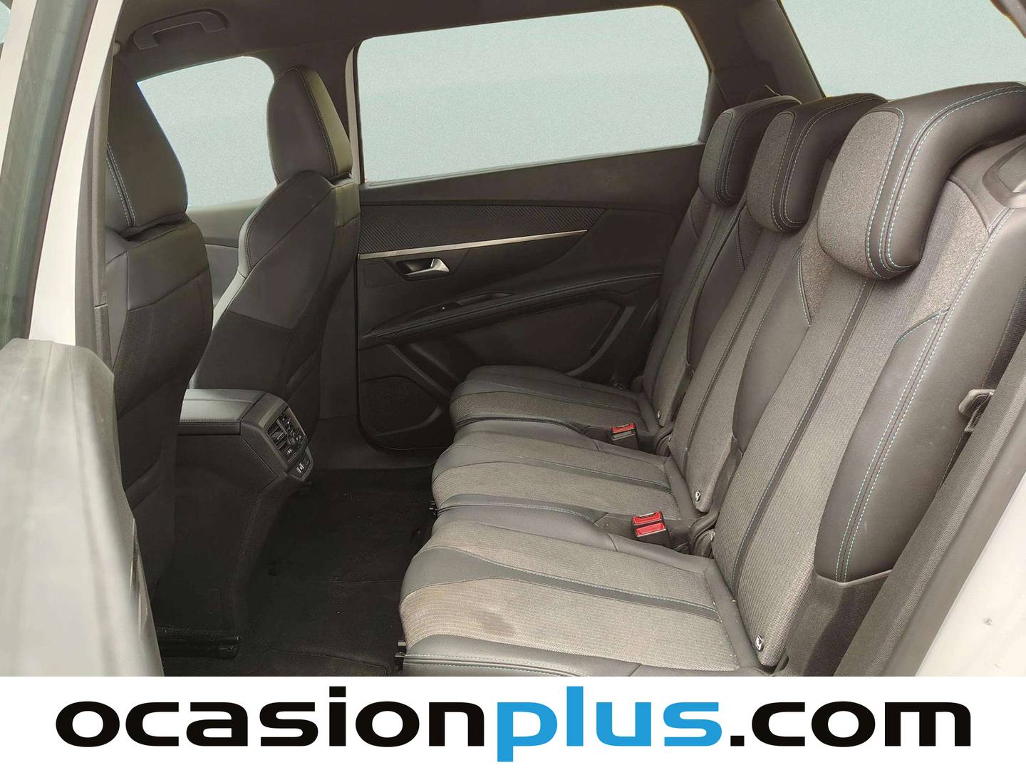 Foto asientos traseros Peugeot 5008 Hybrid Peugeot 5008 Hybrid 1.2 Allure Pack eDCS6 (136 CV)