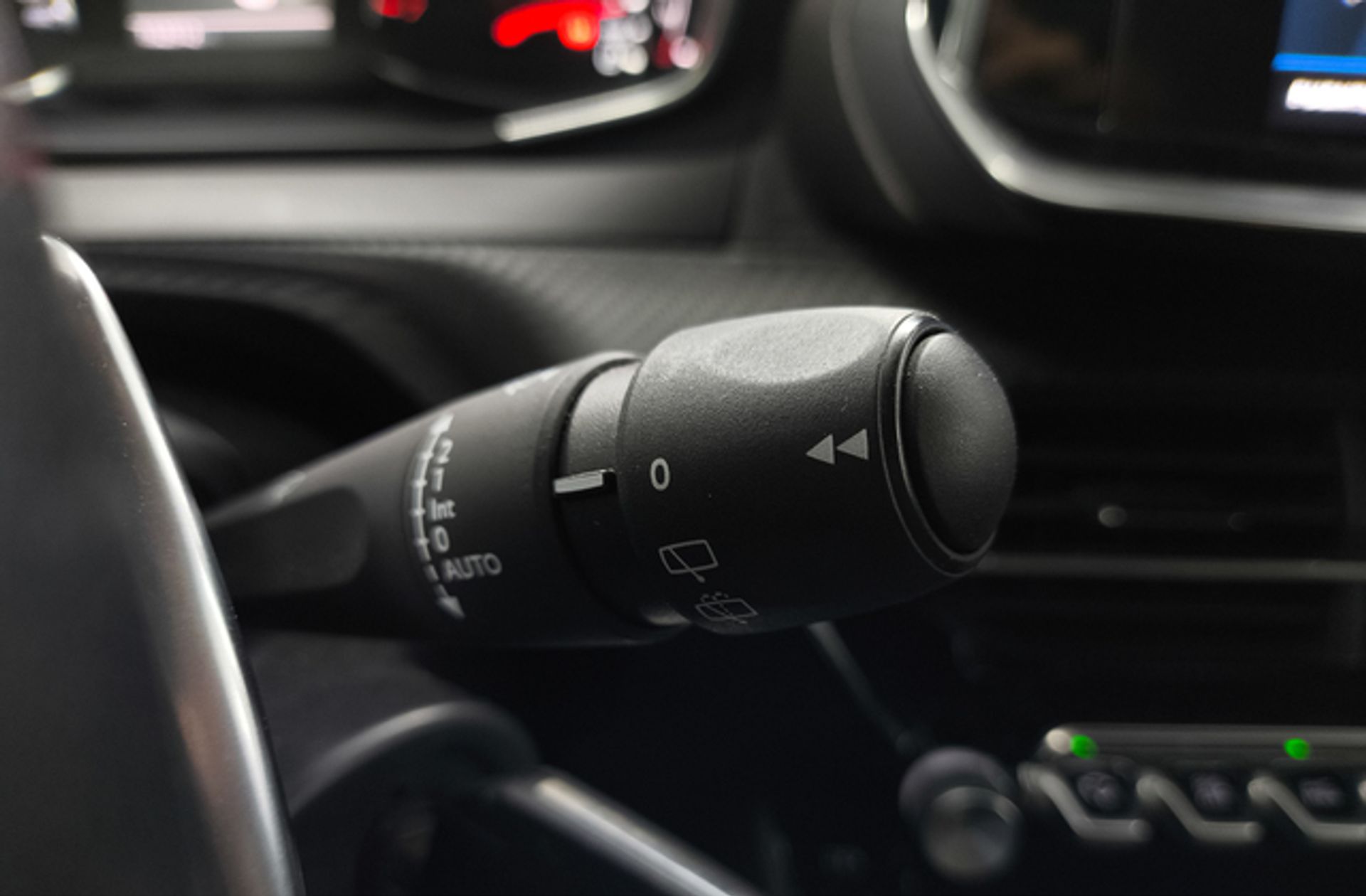 Peugeot 2008 PureTech 130 Allure EAT8 - foto 31