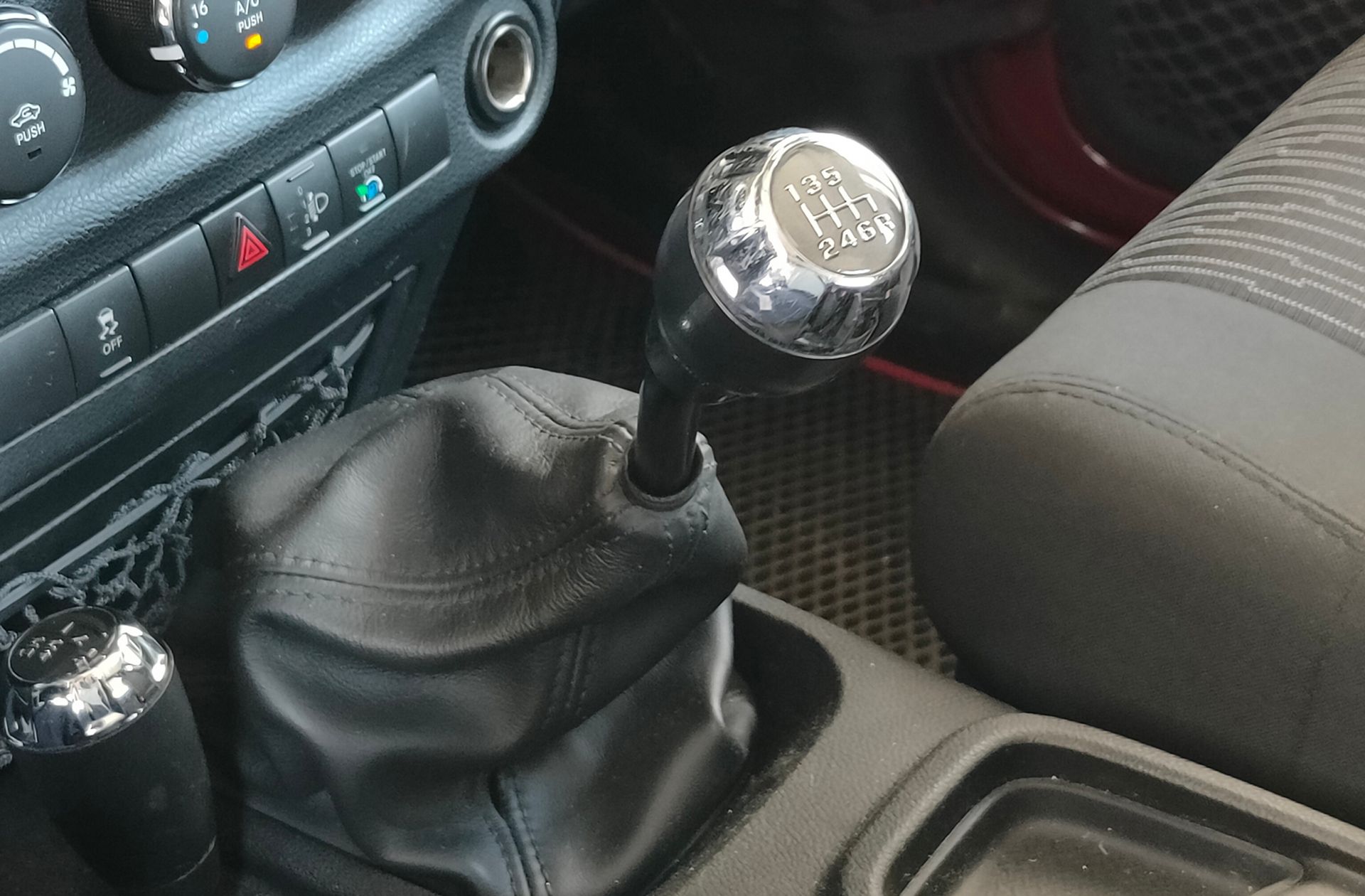 Jeep Wrangler 2.8 CRD Sahara - foto 5