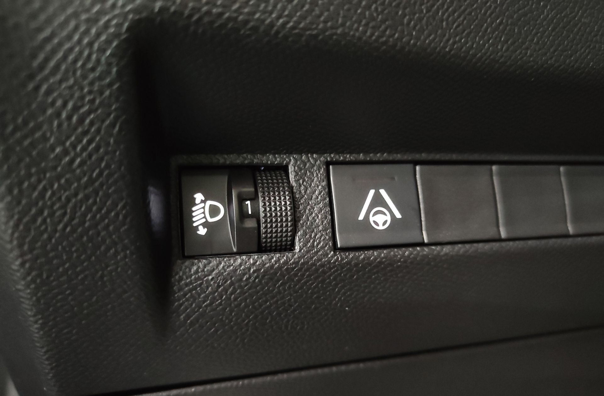 Peugeot 2008 Allure Hybrid eDCS6 - foto 24
