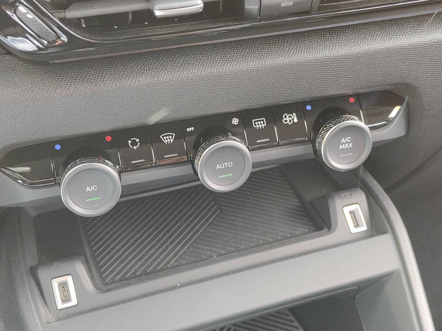 Foto Citroën C4 X Citroen C4 X 1.2 PureTech 130 S&S Shine EAT8 (131 CV)