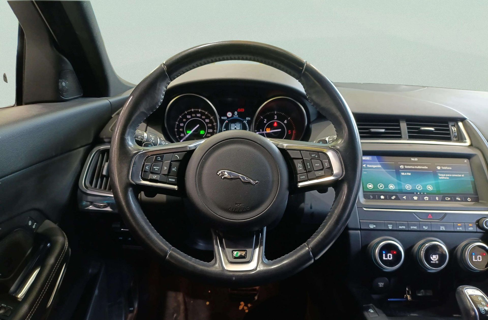Jaguar E-Pace 2.0D R-Dynamic 4WD - foto 22