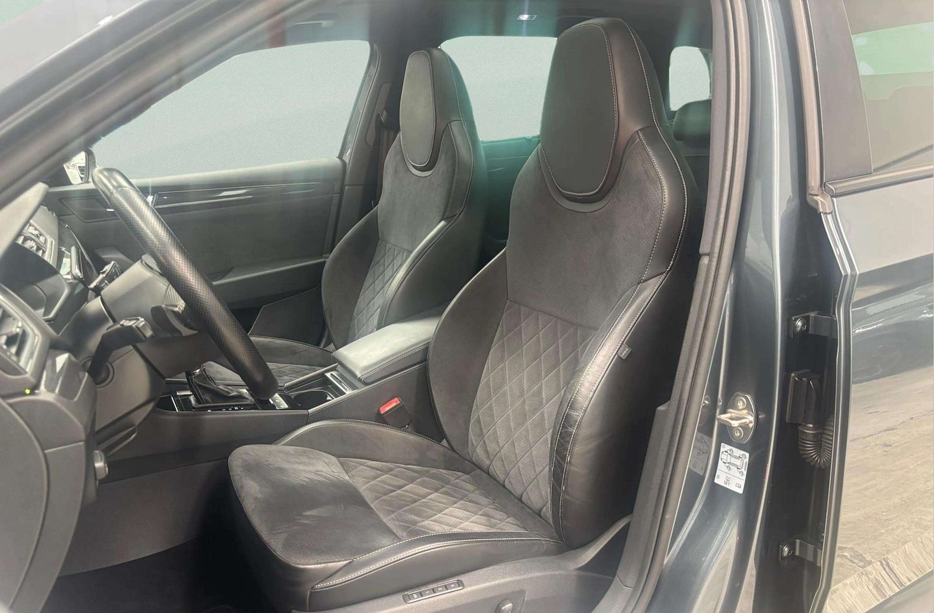Škoda Superb Combi 2.0 TDI Sport Line DSG - foto 12
