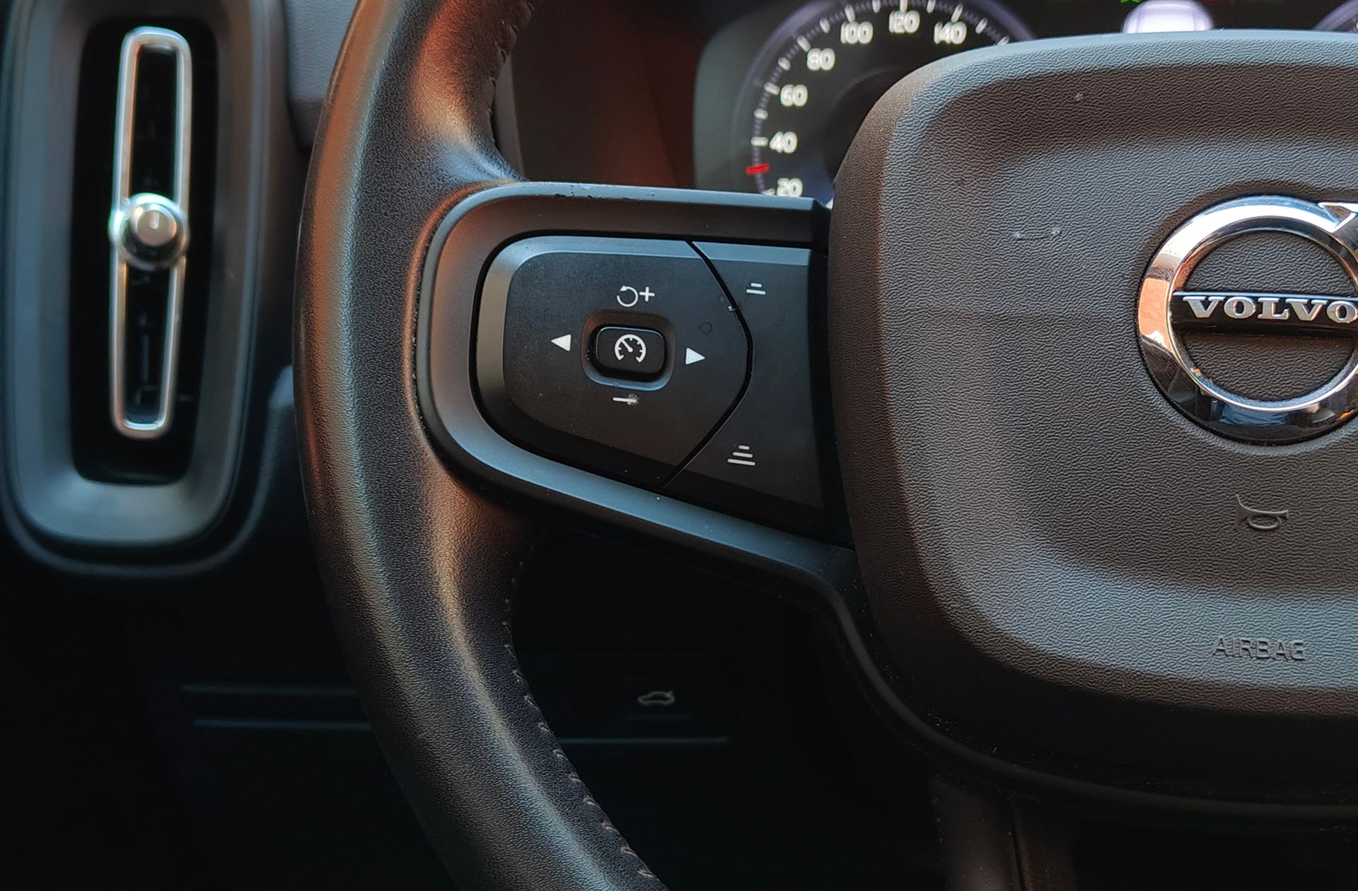 Volvo XC40 T3 Momentum Core - foto 24