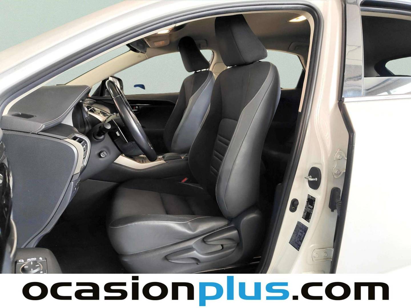 Foto asientos delanteros Lexus NX Lexus NX 300h Business Navigation 2WD (197 CV)