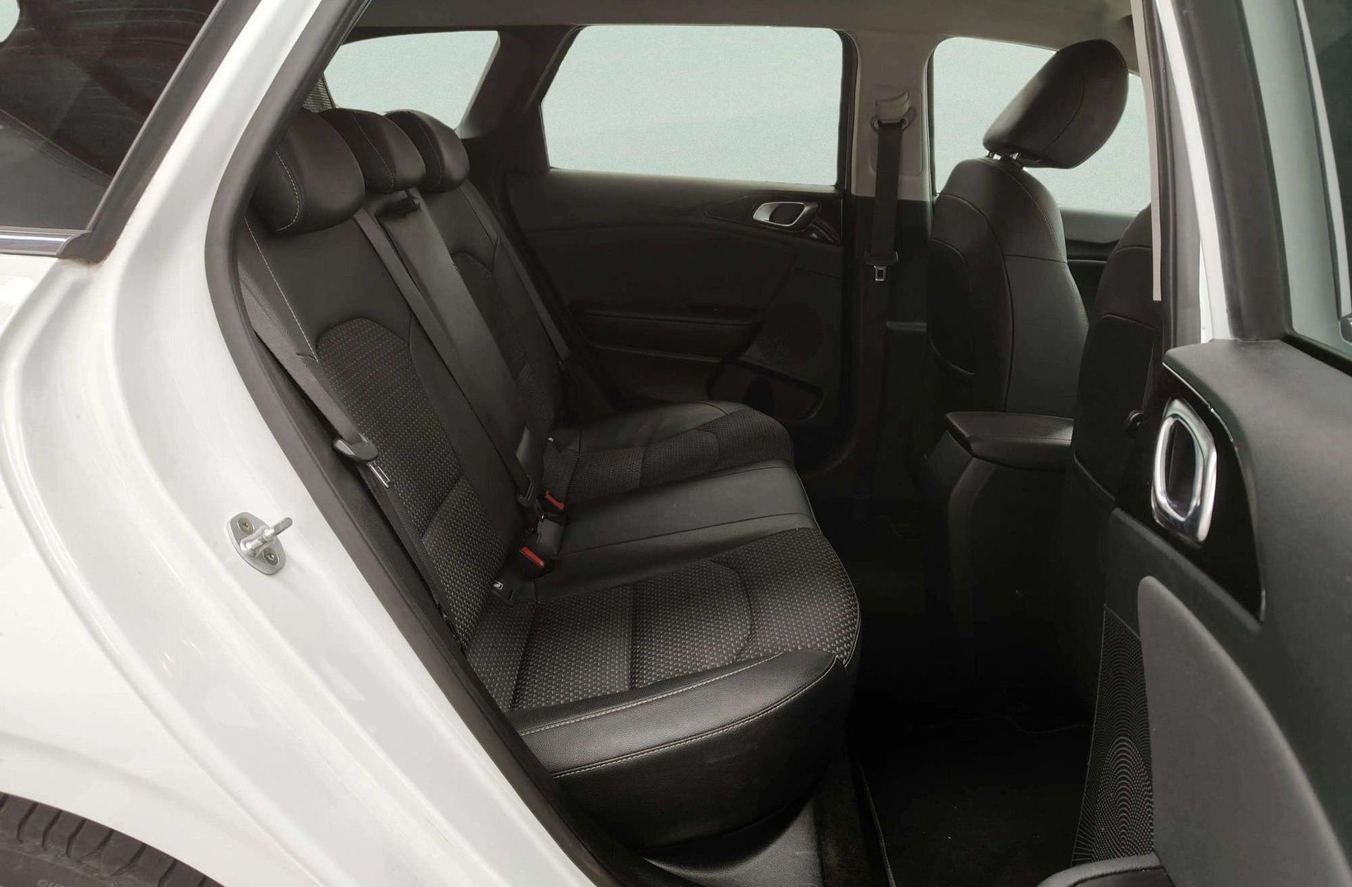 Kia Ceed 1.6 CRDi Tech - foto 20