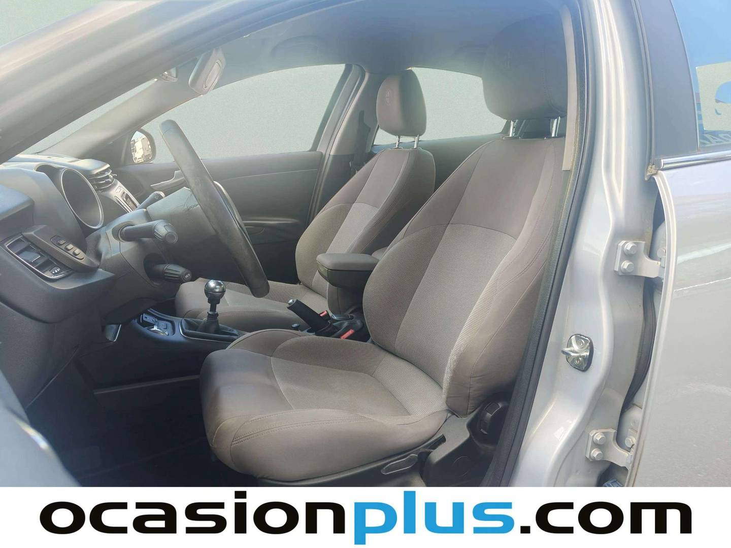 Foto asientos delanteros Alfa Romeo Giulietta Alfa Romeo Giulietta Giulietta 1.6 JTDm Distinctive (105 CV)