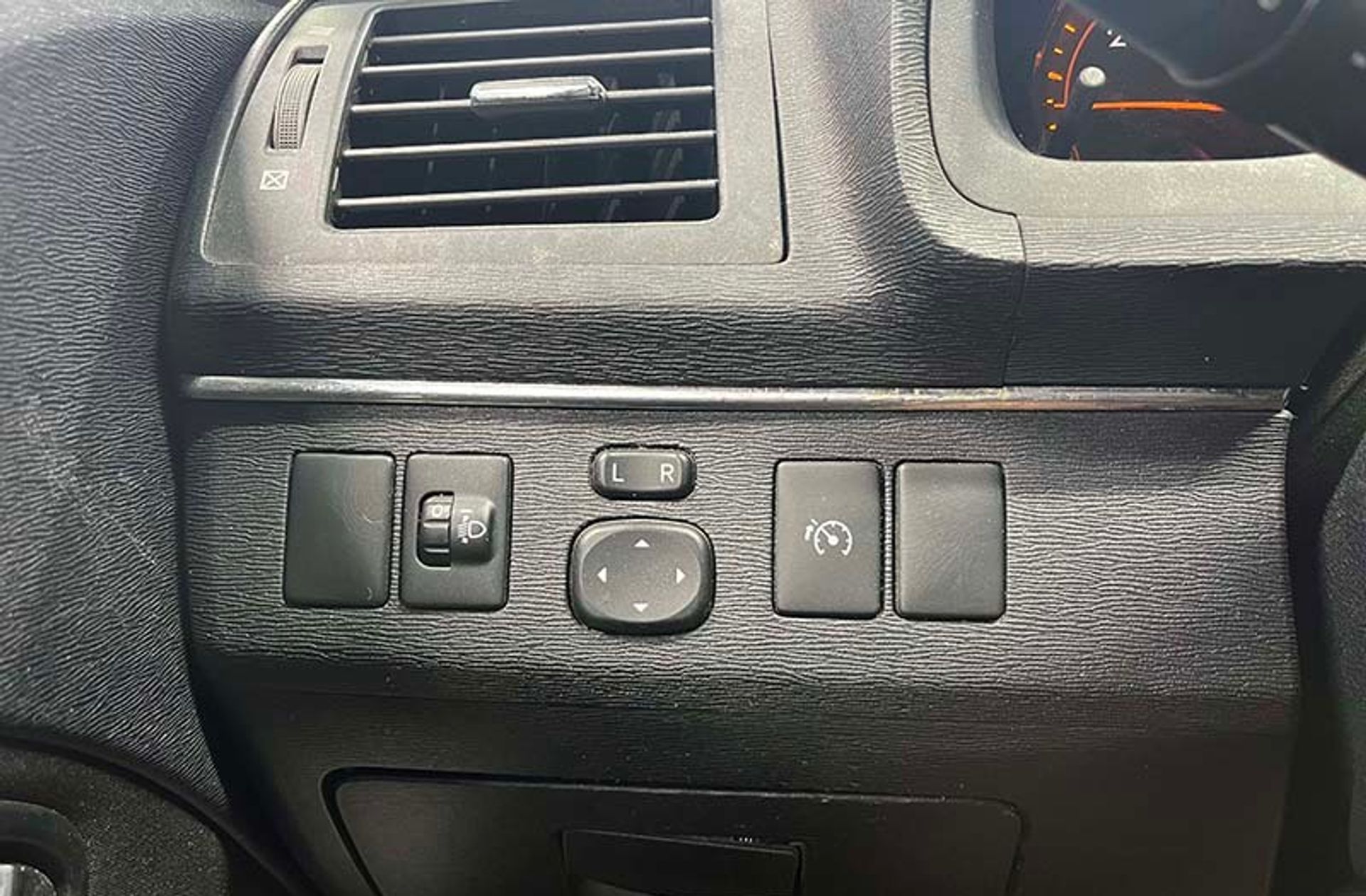 Toyota Avensis 2.0 D-4D Active - foto 23