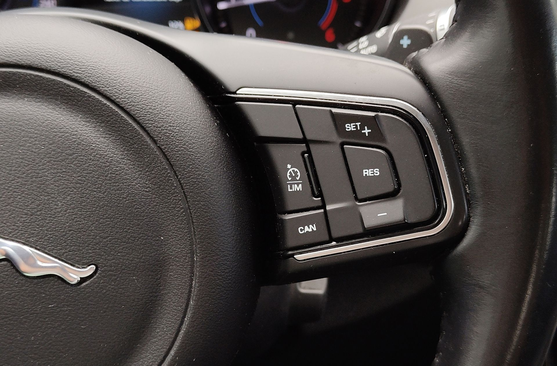 Jaguar XE 2.0 Diesel XE-Pure RWD - foto 25