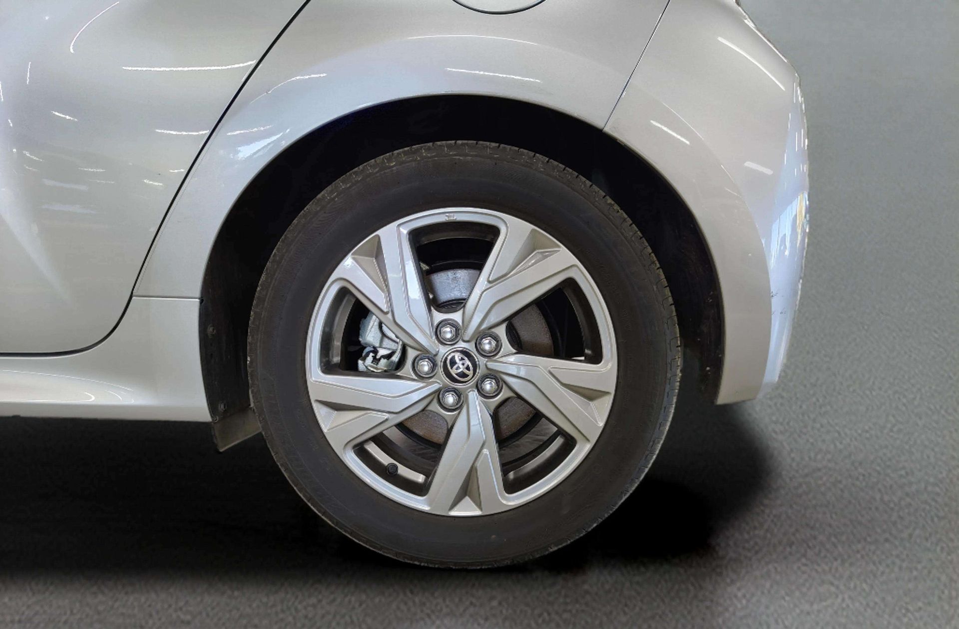 Toyota Yaris 120H Active Plus - foto 32
