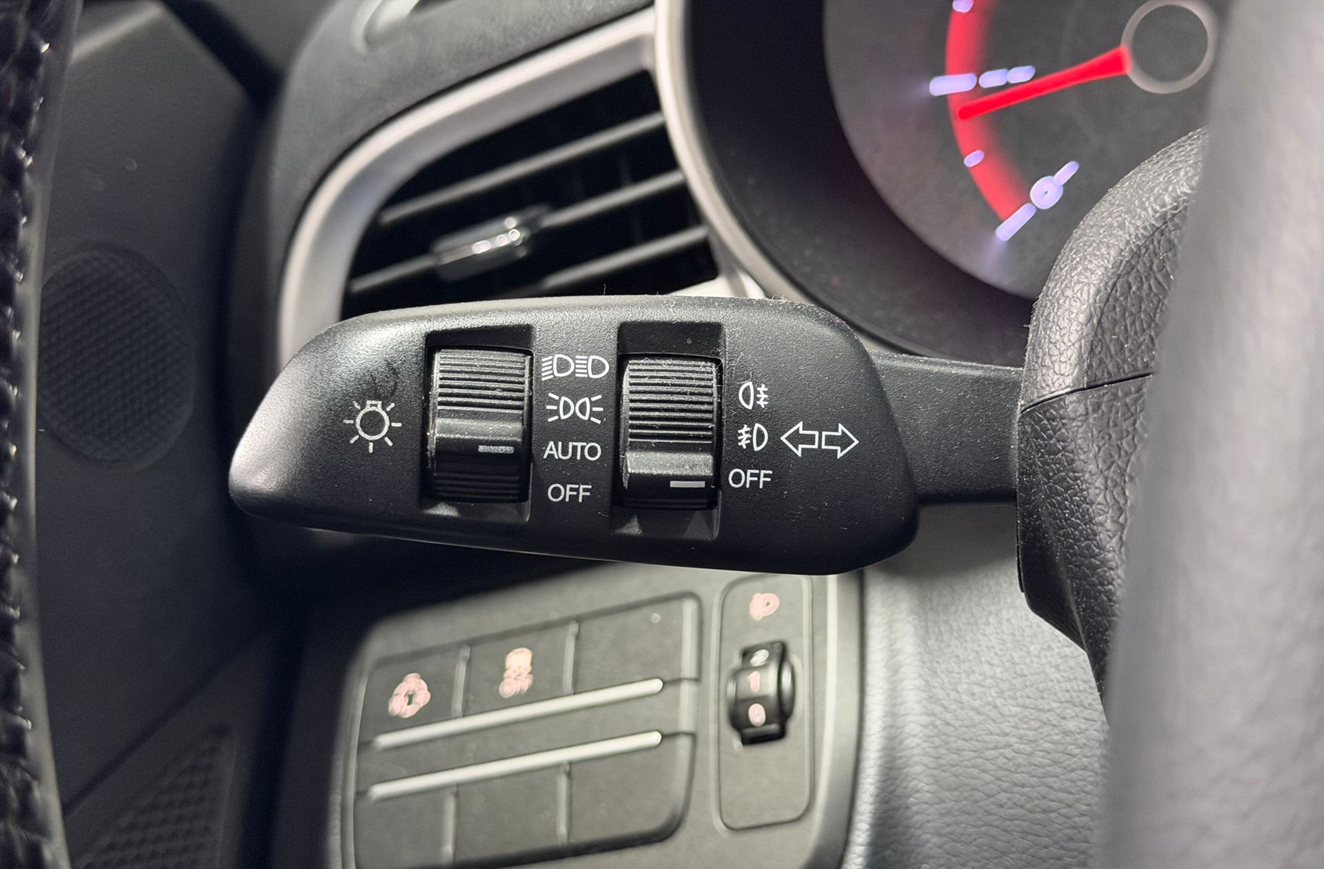 SsangYong Tivoli 1.6 D16T Limited 4x2 - foto 21
