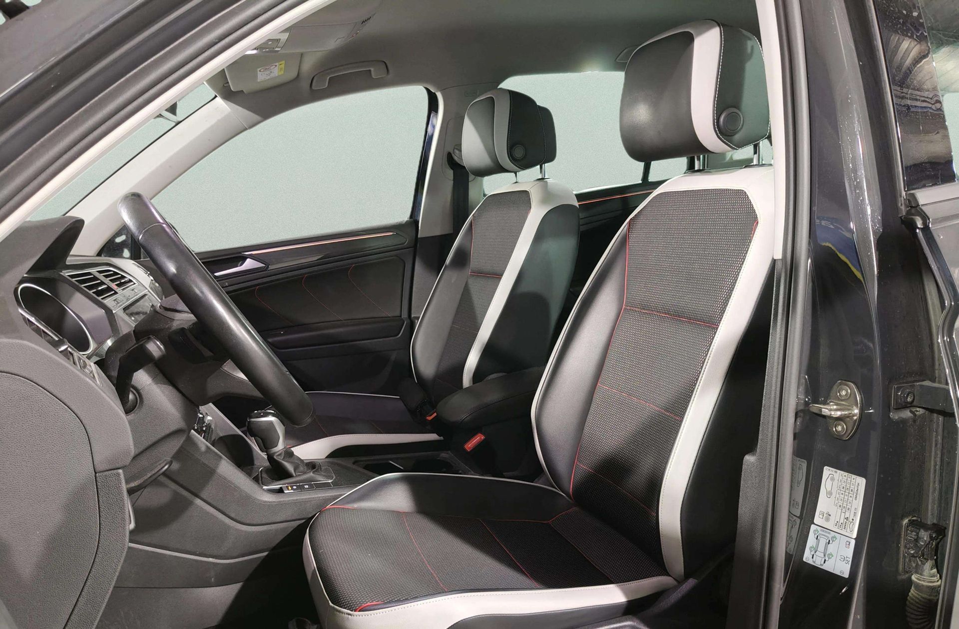 Volkswagen Tiguan Urban Sport 2.0 TDI DSG - foto 14