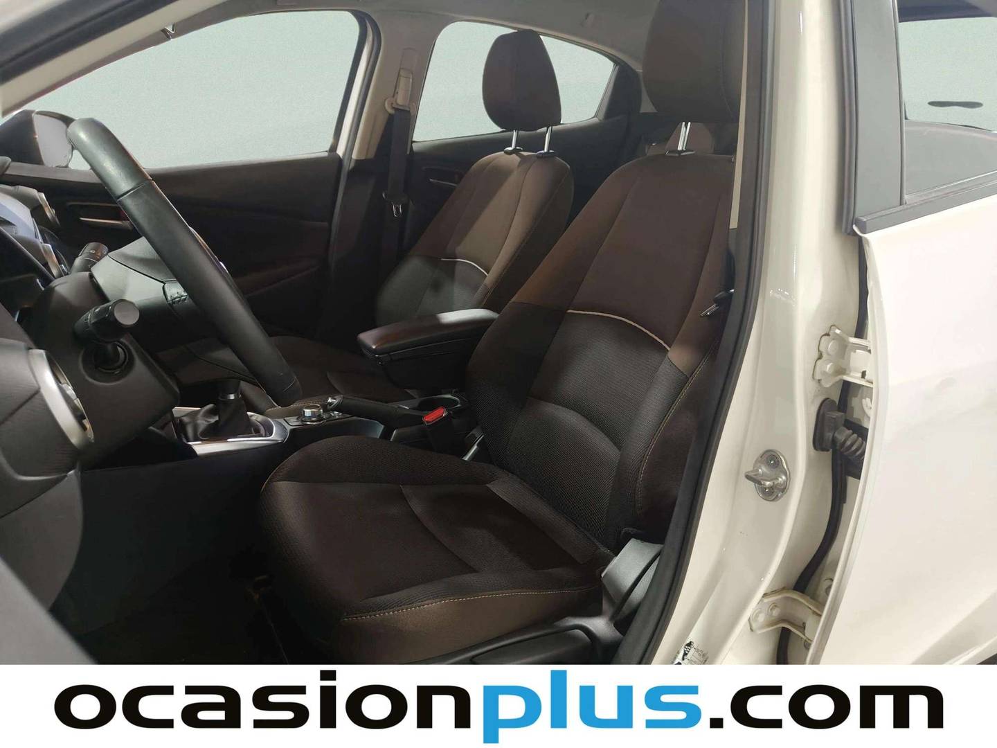Foto asientos delanteros Mazda Mazda2 Mazda Mazda 2 1.5 GE Origin (90 CV)