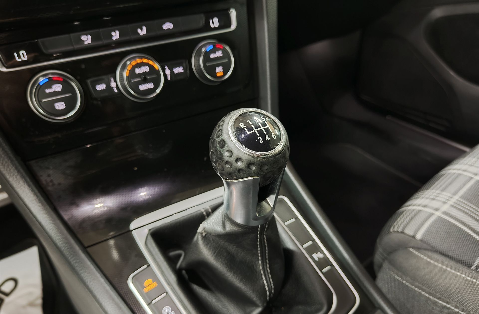 Volkswagen Golf GTD 2.0 TDI BMT - foto 6
