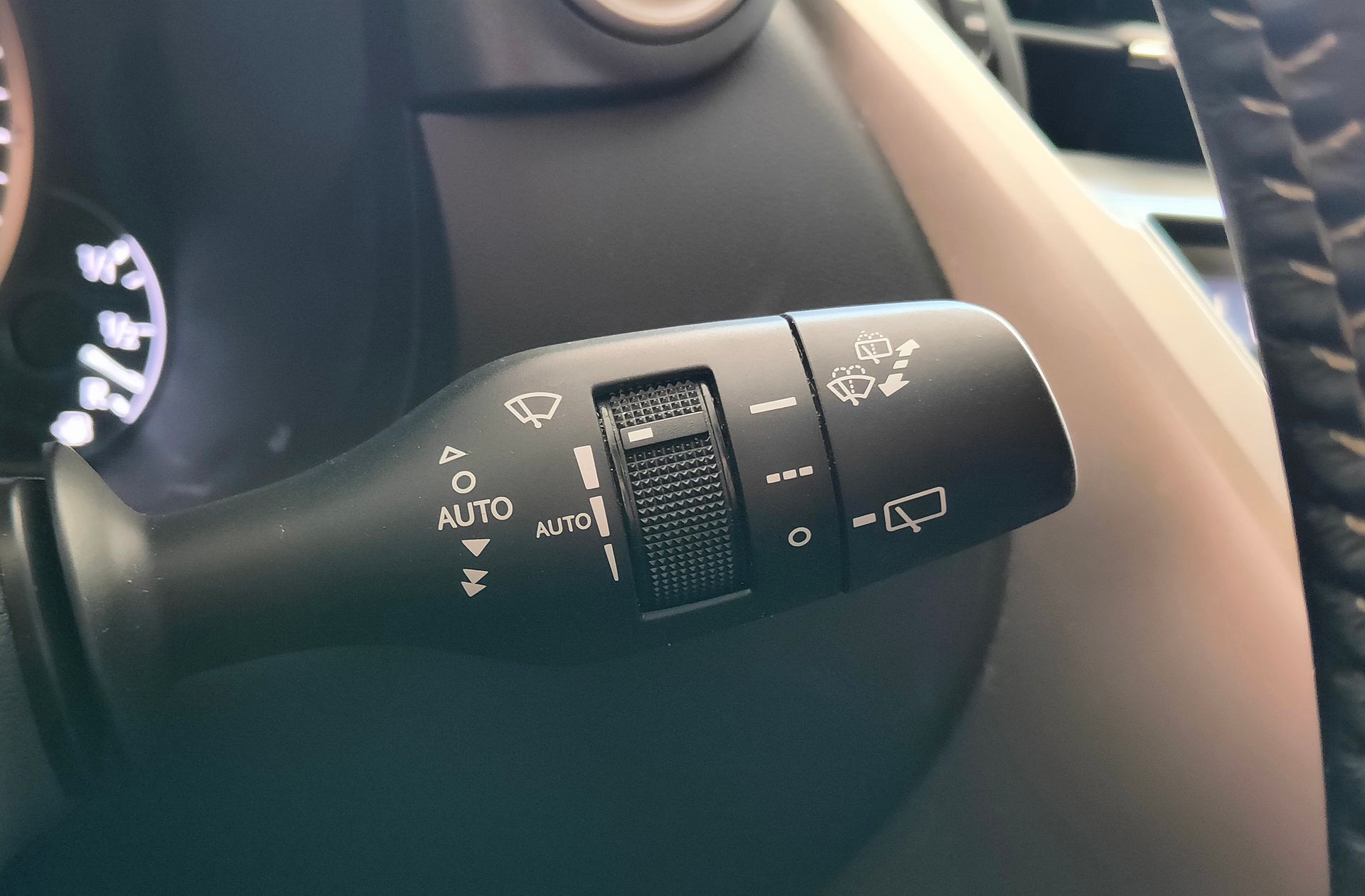 Lexus NX 300h Corporate 2WD - foto 28