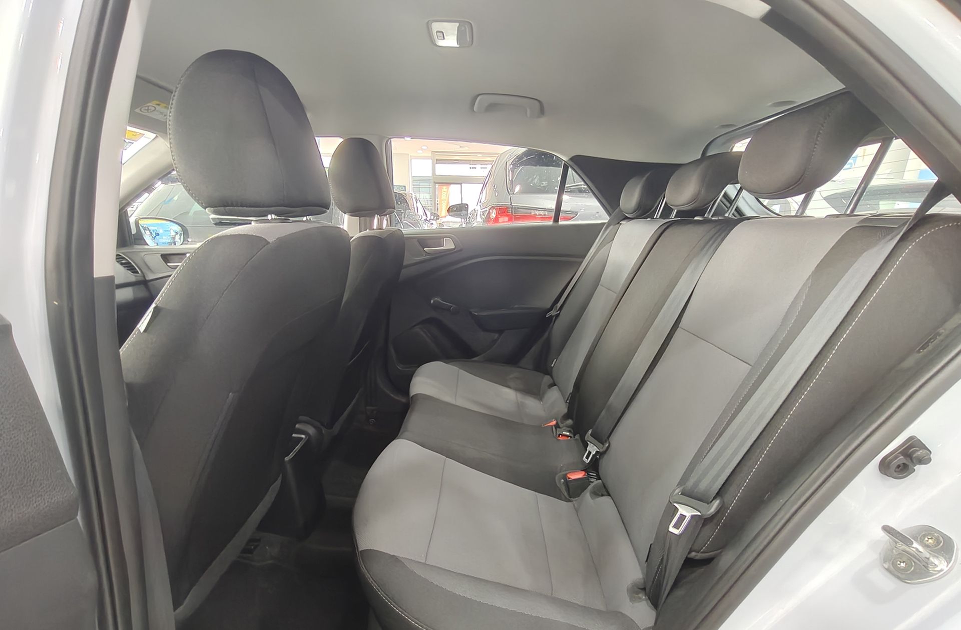Hyundai i20 1.2 MPI Essence - foto 11