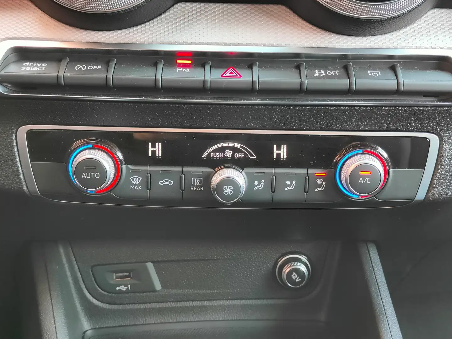 Foto Audi Q2 Audi Q2 Black line 35 TFSI (150 CV) S tronic Pack S-Line