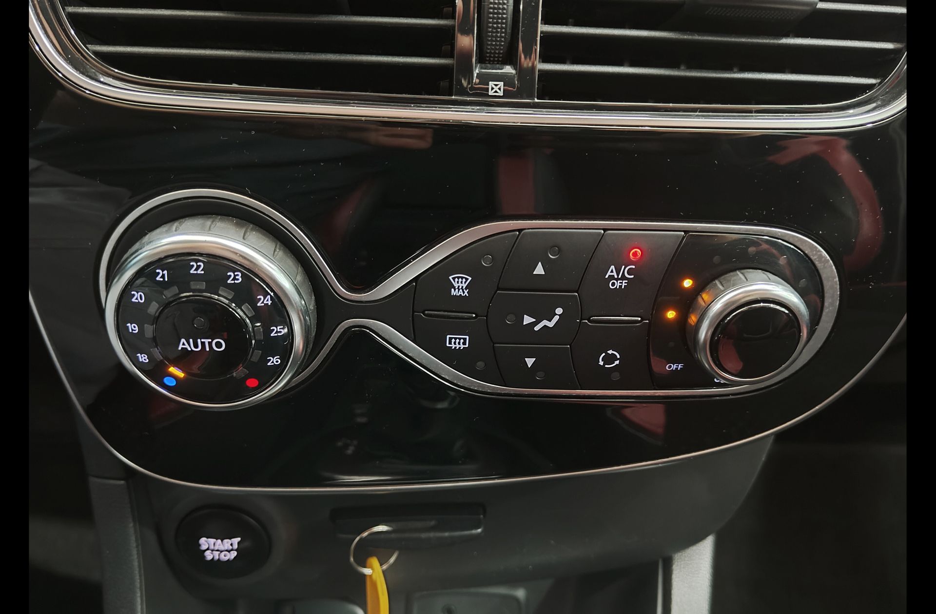 Renault Clio dCi 90 Wolfnoir Energy EDC - foto 25