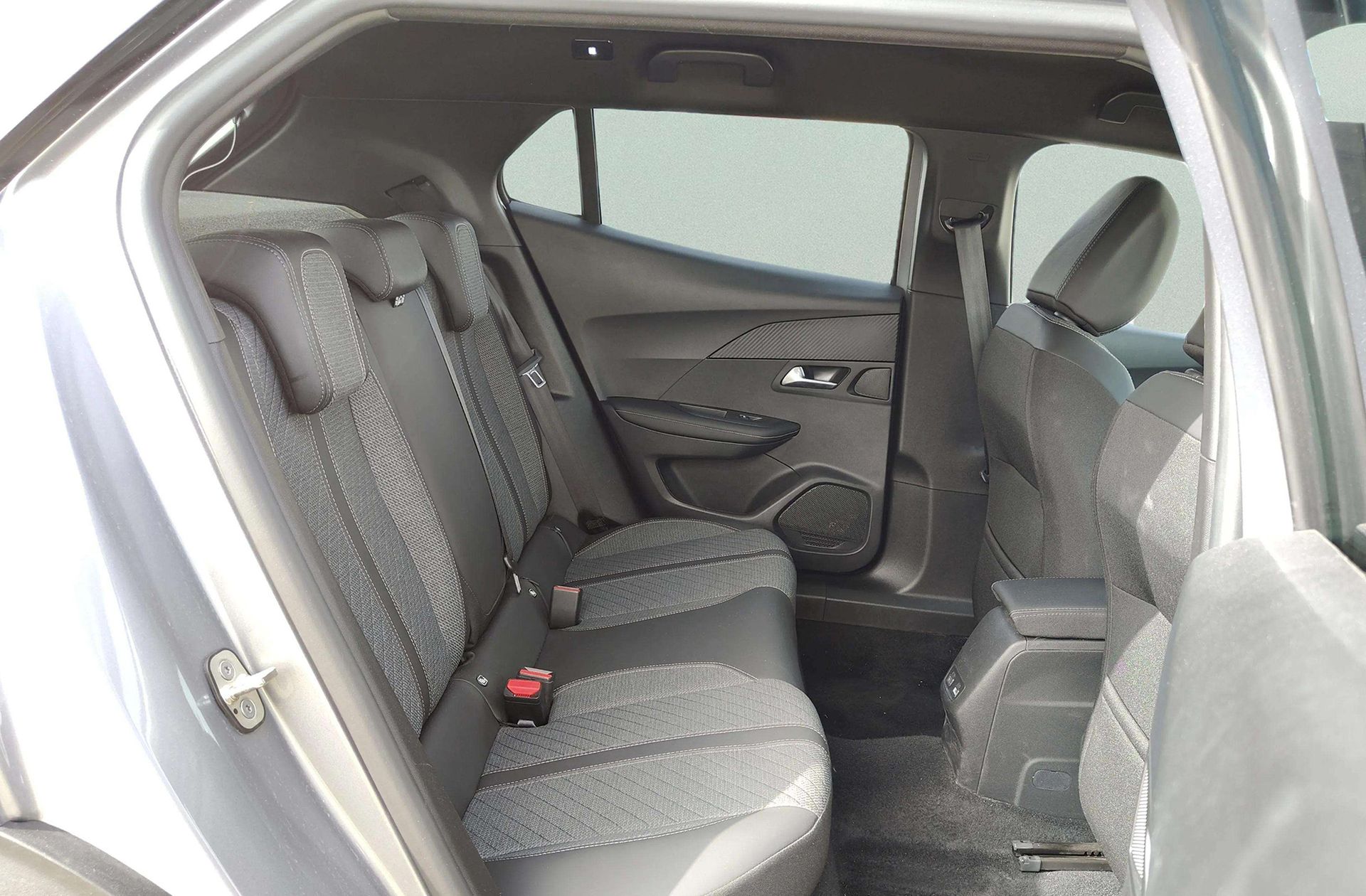 Peugeot 2008 Allure Hybrid eDCS6 - foto 17