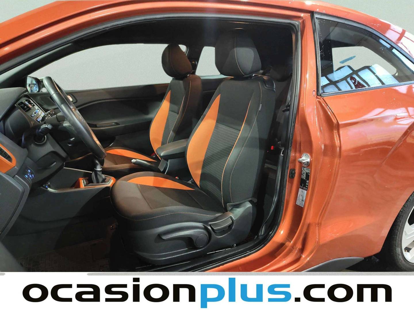 Foto asientos delanteros Hyundai i20 Hyundai i20 1.4 CRDI Tecno Orange (90 CV)