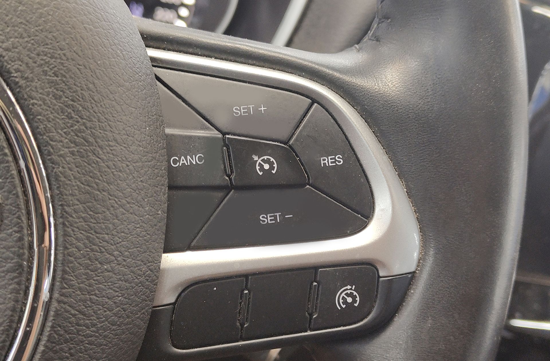 Jeep Compass 1.6 MultiJet Night Eagle 4x2 - foto 22