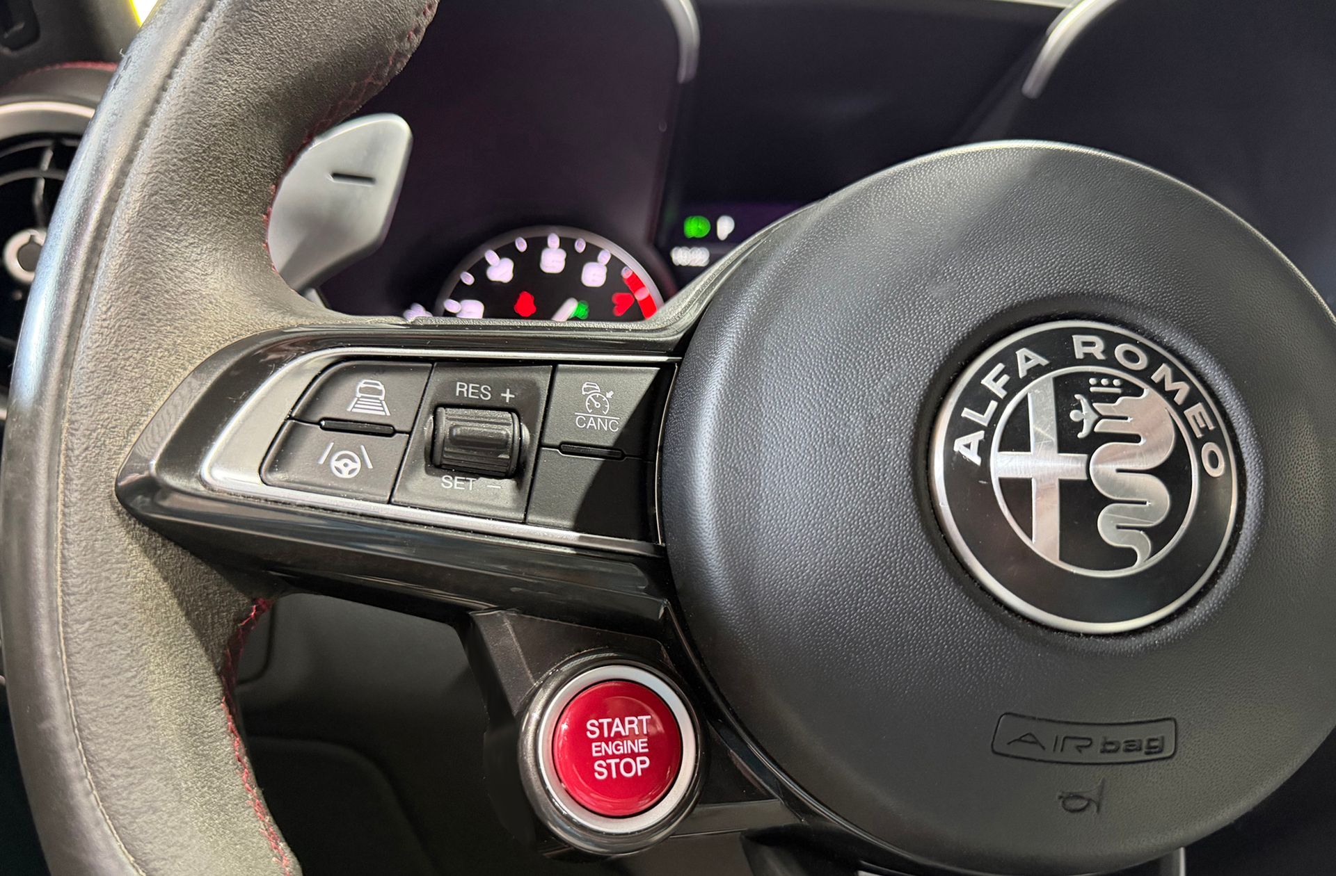 Alfa Romeo Giulia 2.9T V6 Quadrifoglio - foto 34