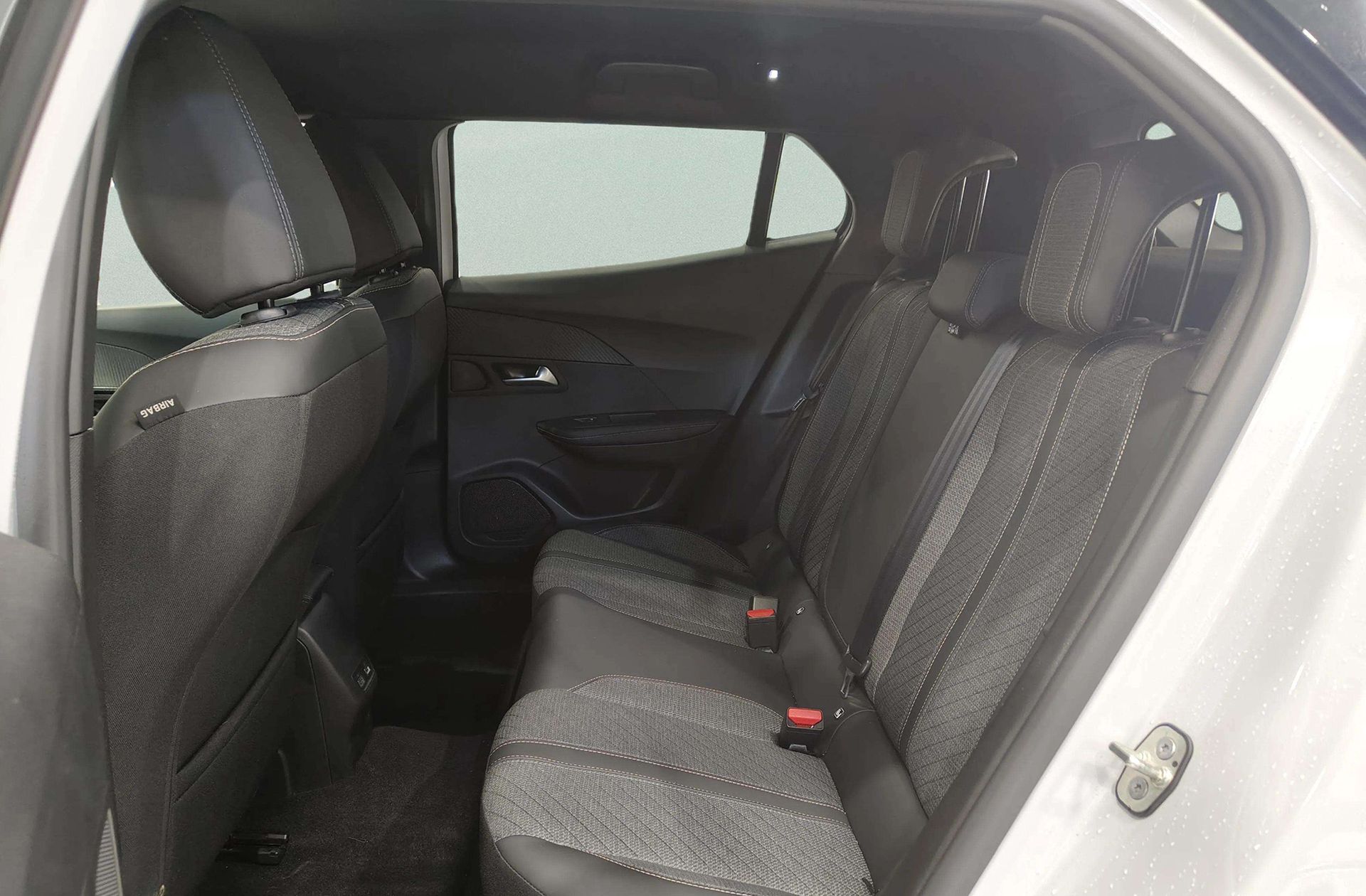 Peugeot 2008 Allure Hybrid eDCS6 - foto 11