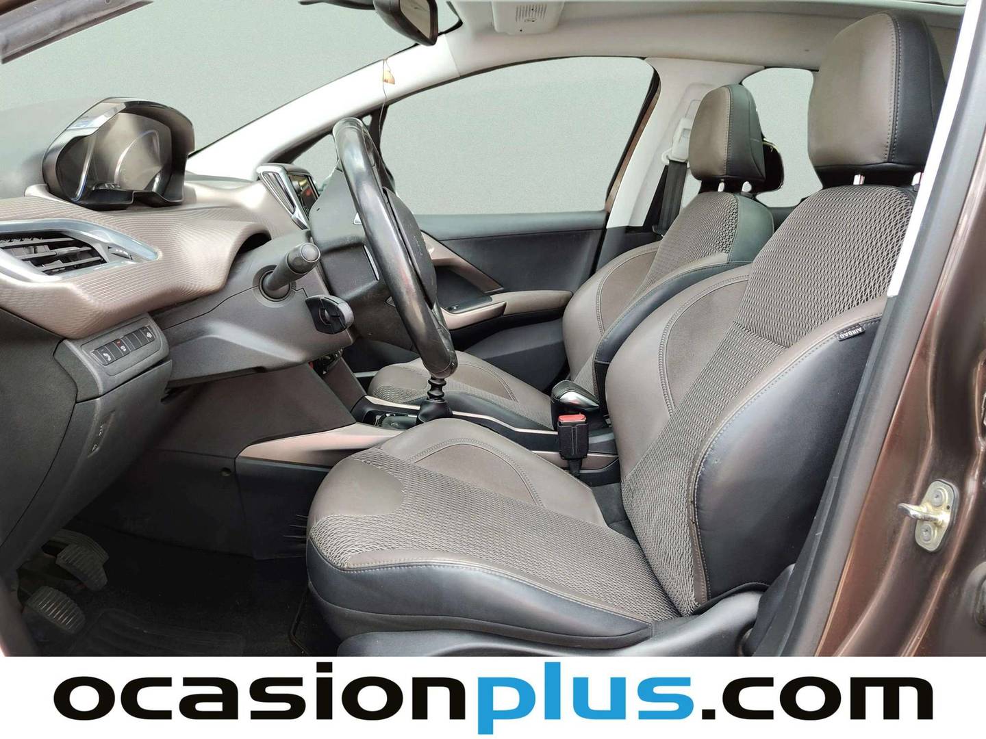Foto asientos delanteros Peugeot 2008 Peugeot 2008 e-HDI 115 Allure (115 CV)
