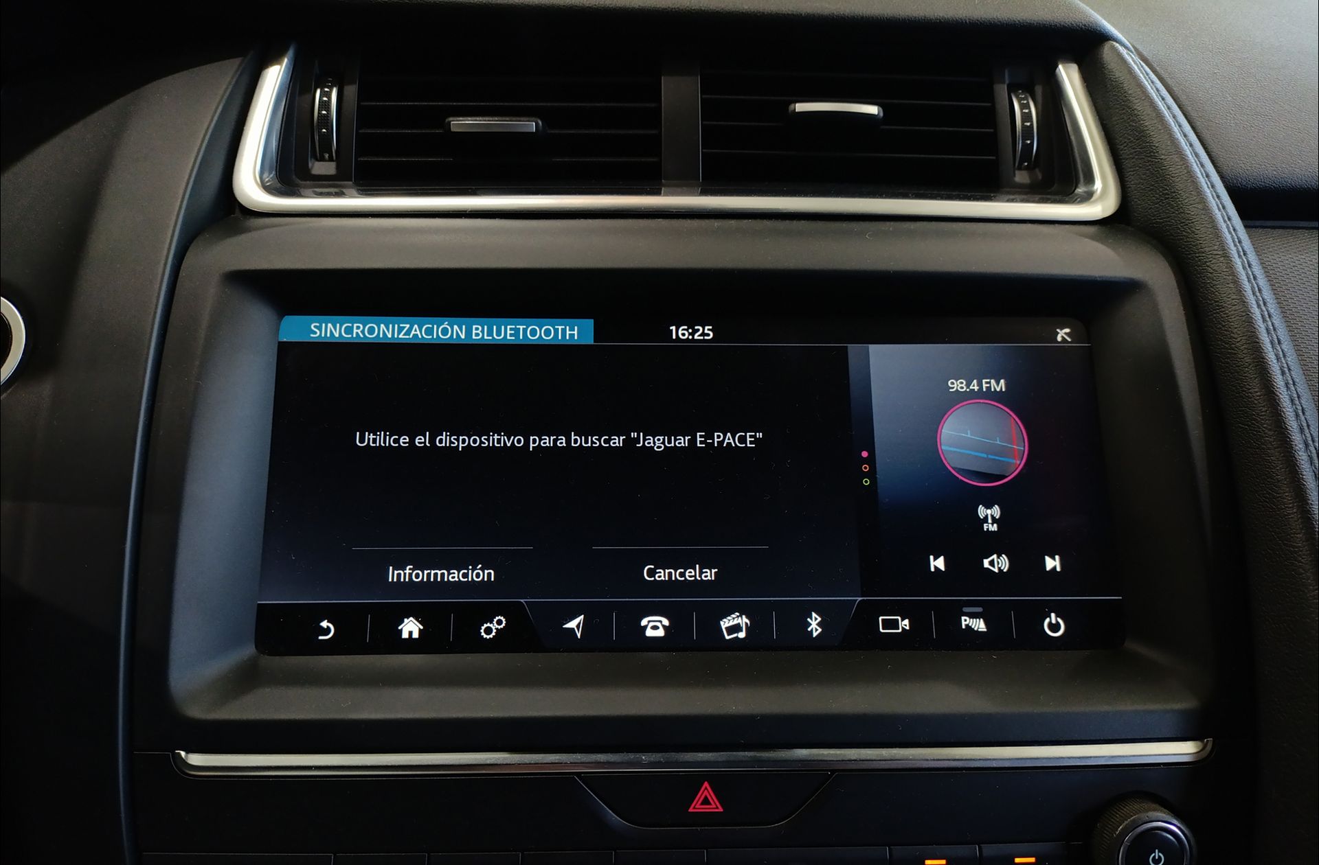 Jaguar E-Pace 2.0D R-Dynamic 4WD - foto 29