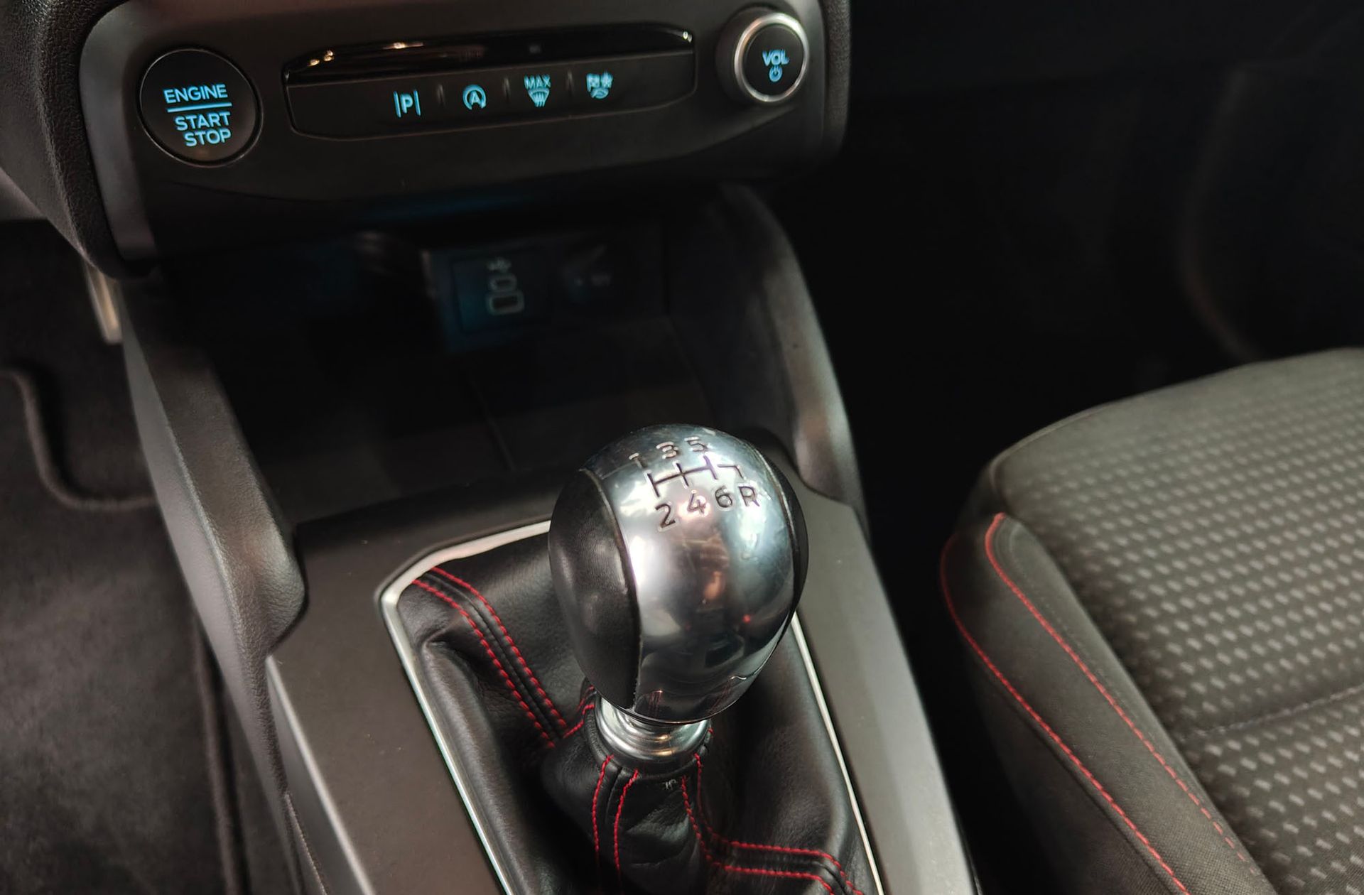 Ford Focus SportBreak 1.0 EcoBoost MHEV ST-Line - foto 6
