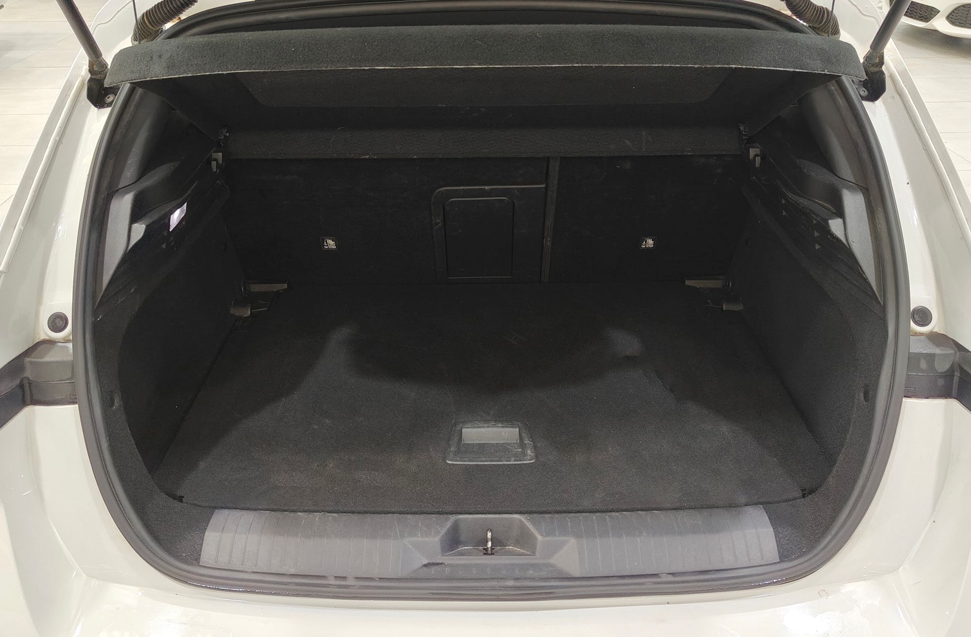 Opel Astra 1.2 Turbo XHT GS - foto 22
