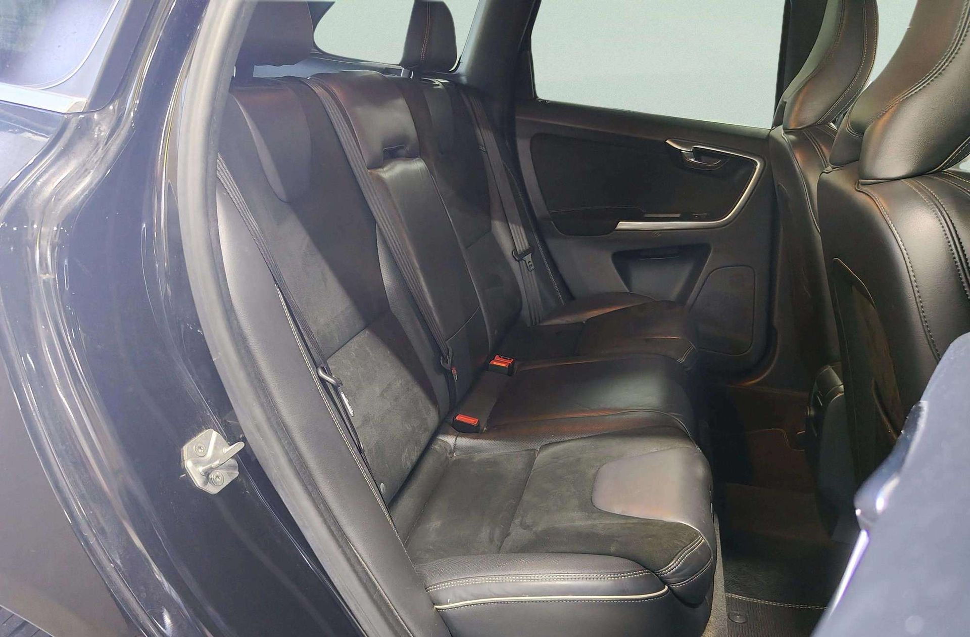 Volvo XC60 D3 R-Design Momentum - foto 18