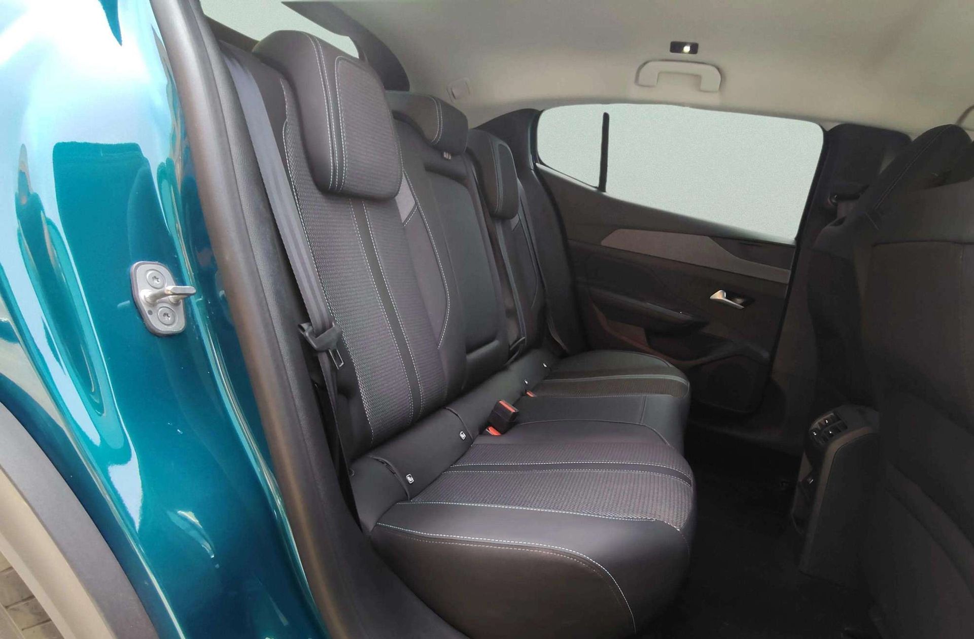 Peugeot 408 Allure Hybrid 145 eDCS6 - foto 22