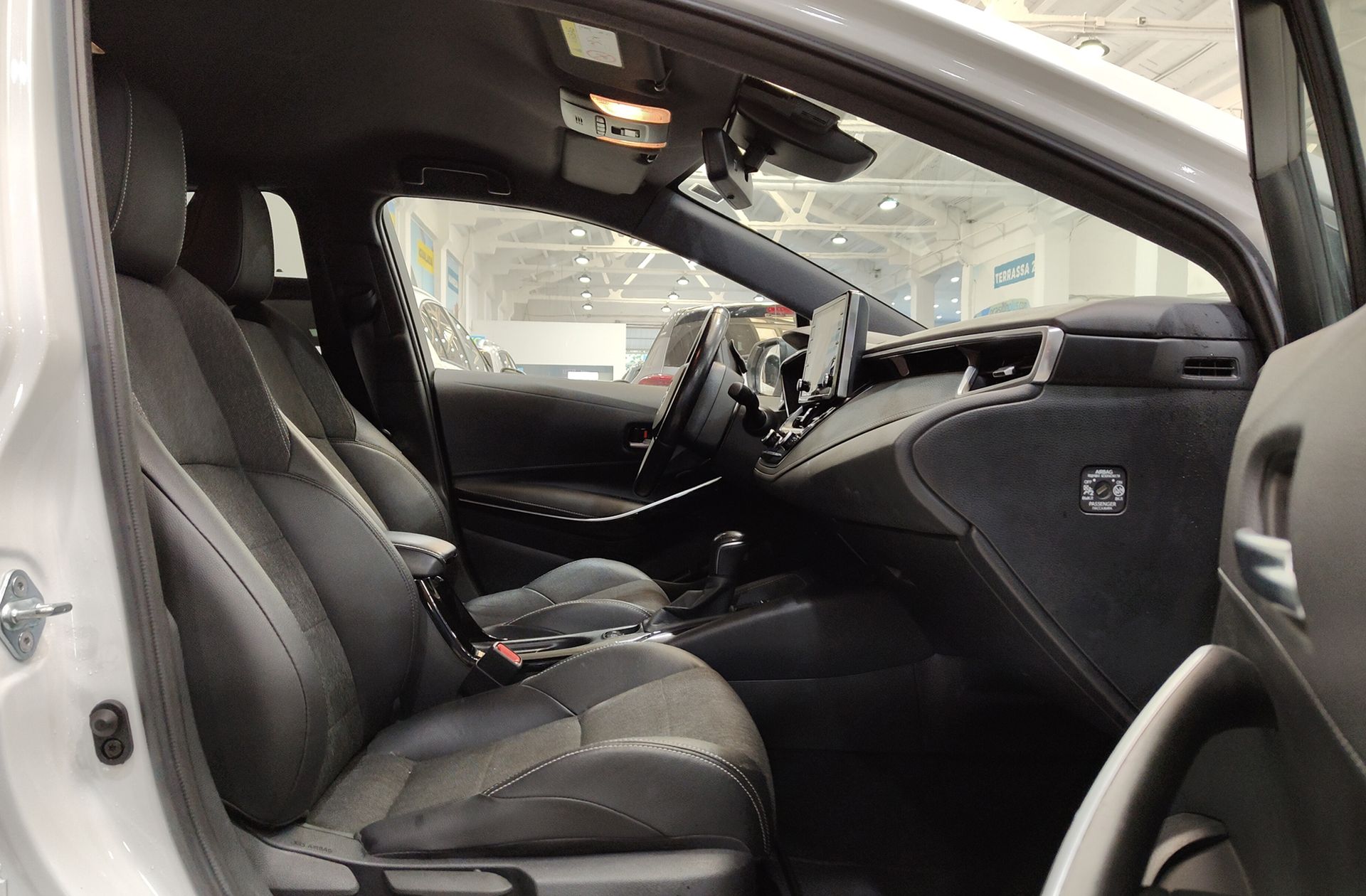 Toyota Corolla 2.0 180H Style E-CVT - foto 17
