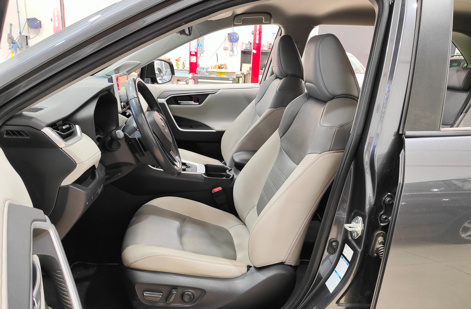 Toyota RAV4 2.5l Hybrid Luxury - foto 11