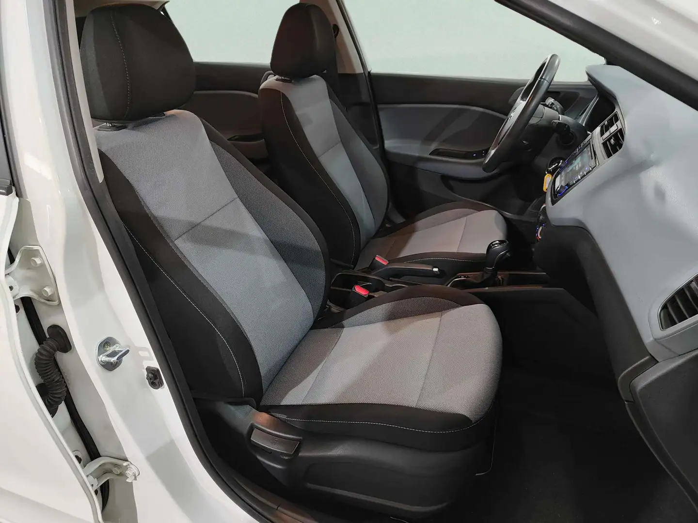 Foto Hyundai i20 Hyundai i20 1.4 MPI Link Auto  (100 CV)